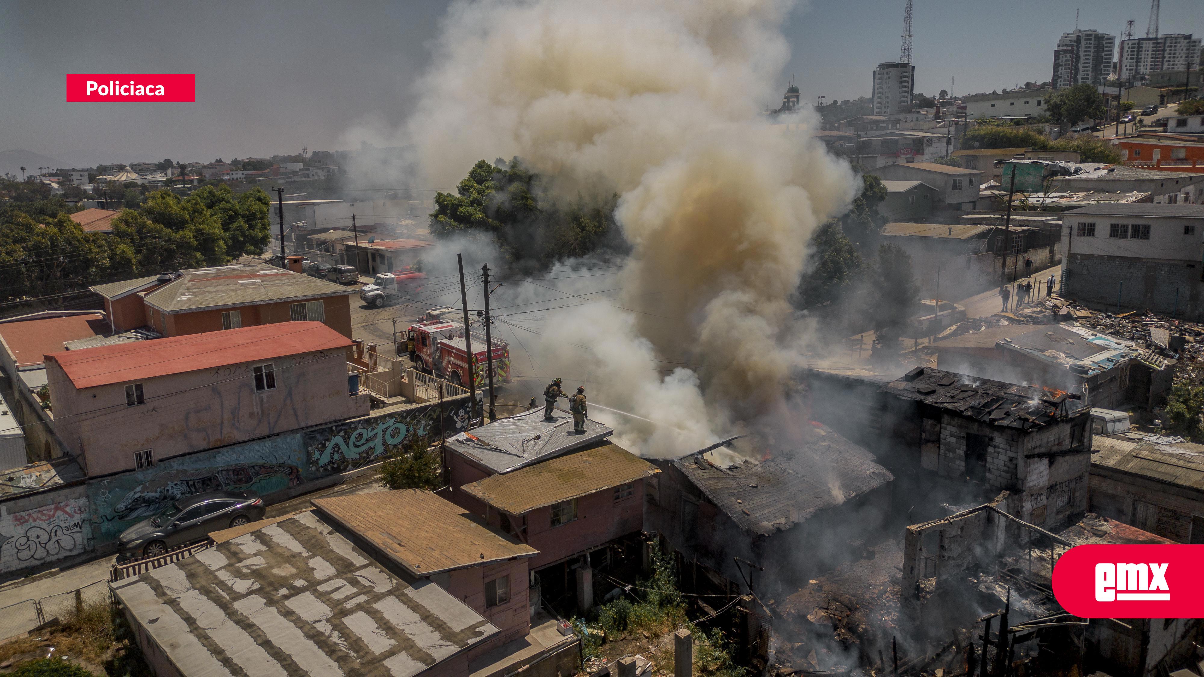 EMX-Fuerte-incendio-arrasa-con-8-viviendas-en-la-colonia-México