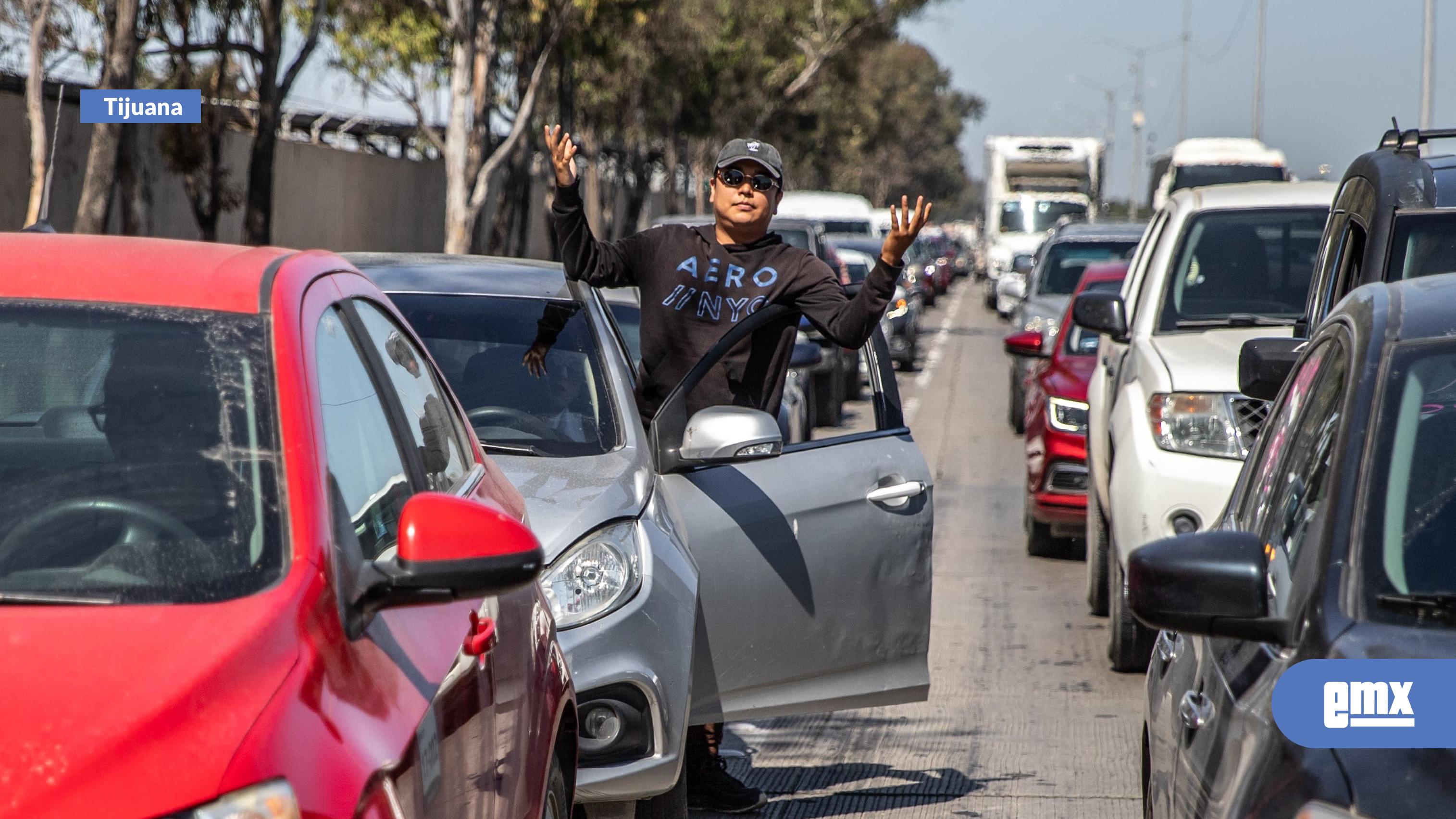EMX-Caos-vehicular-para-llegar-al-Aeropuerto-de-Tijuana-tras-manifestaciones-de-maestros-del-CNTE