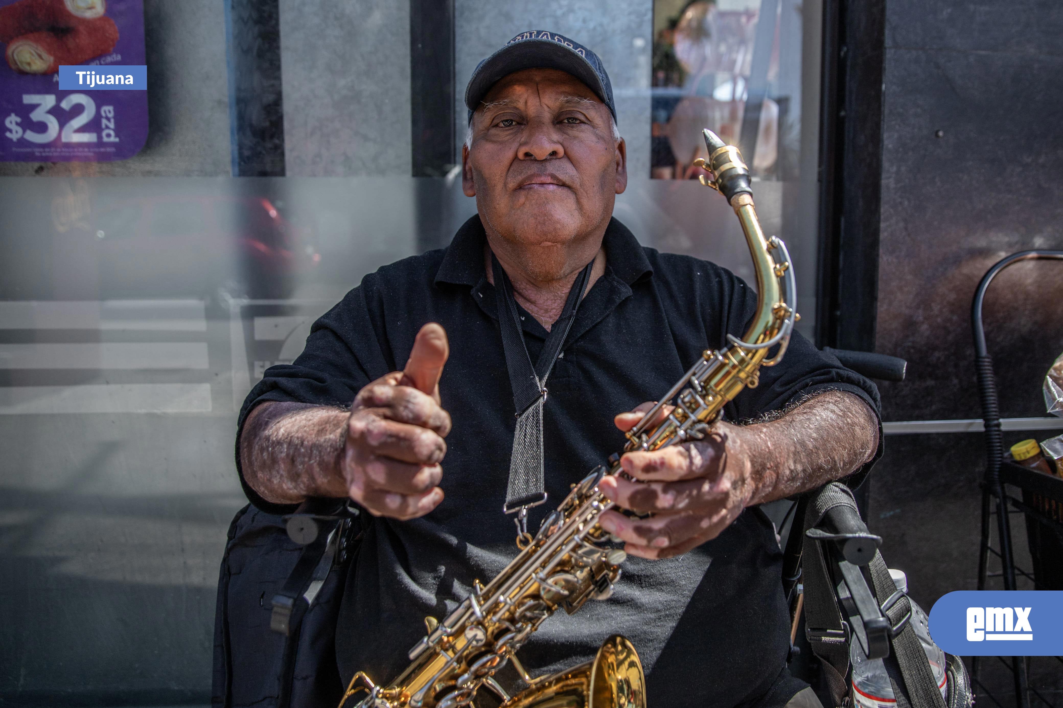 EMX-A-sus-80-años,-Félix-Ocampo-toca-el-saxofón-en-las-calles-de-la-Zona-Centro