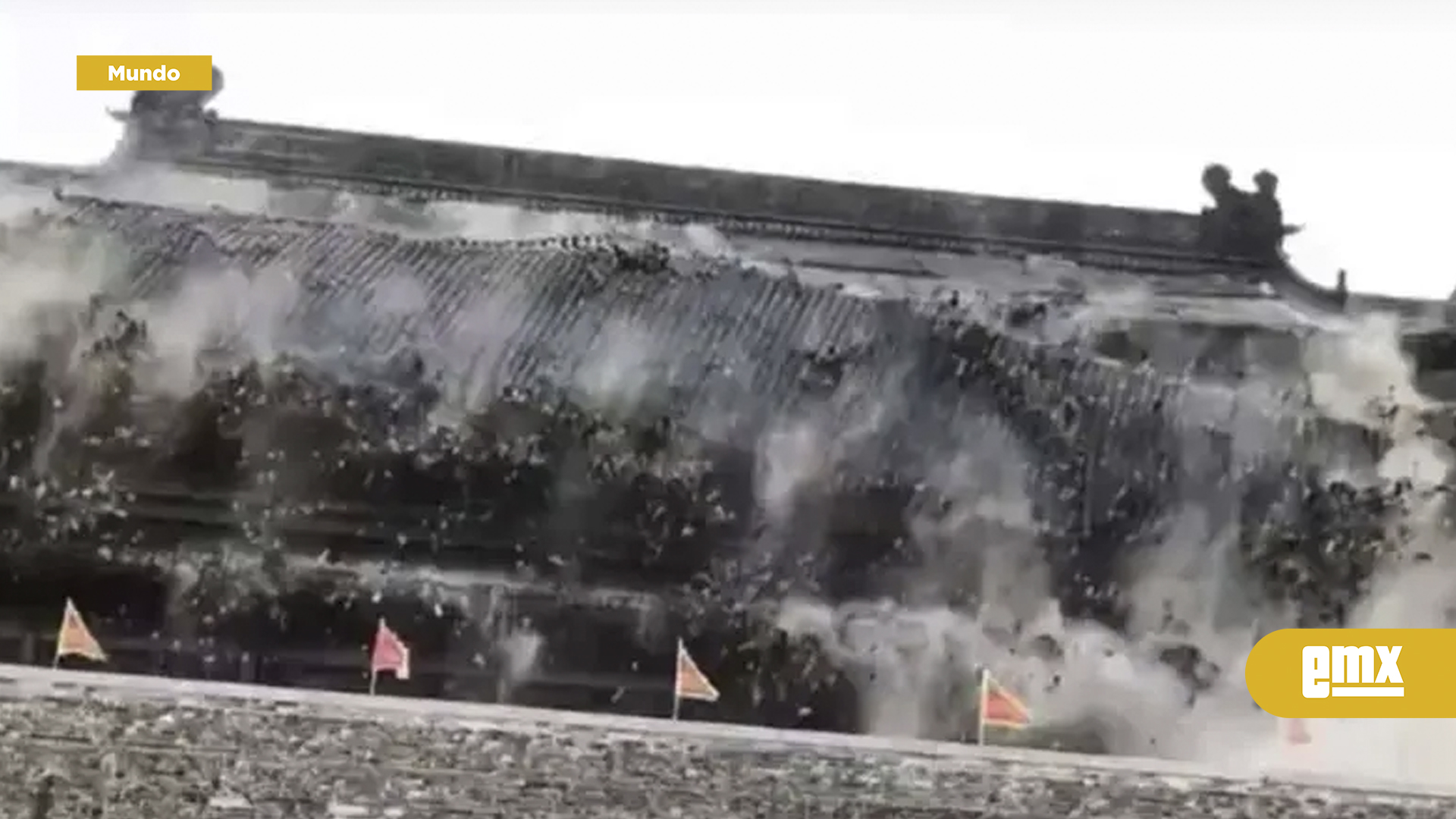 EMX-Graban-VIDEO-del-desplome-del-techo-de-un-templo-en-China