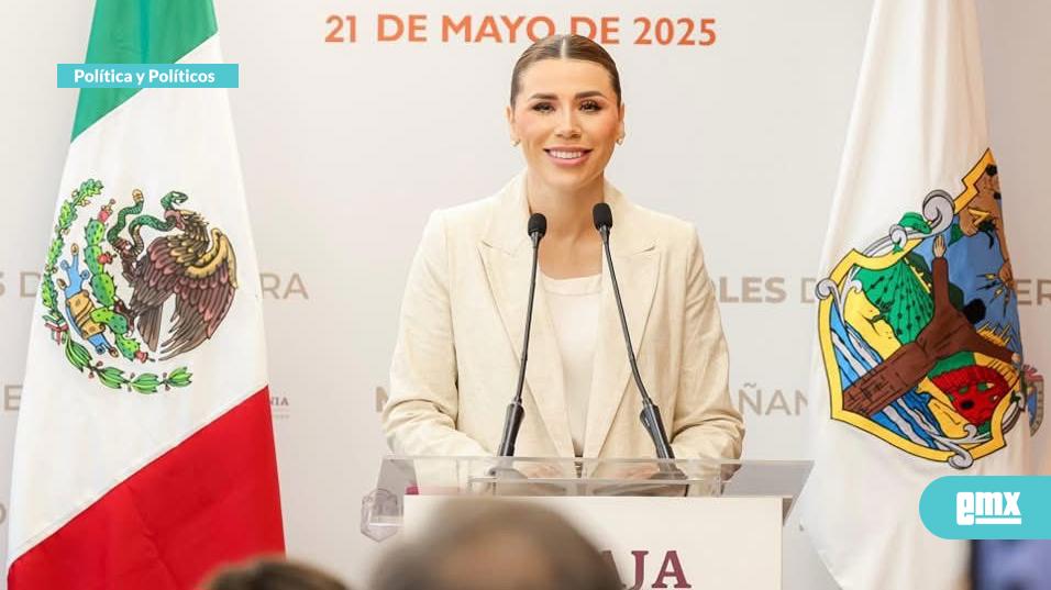 EMX-MARINA-DEL-PILAR…-Mujeres-y-niños-caminan-por-calles-recién-pavimentadas-en-Mexicali