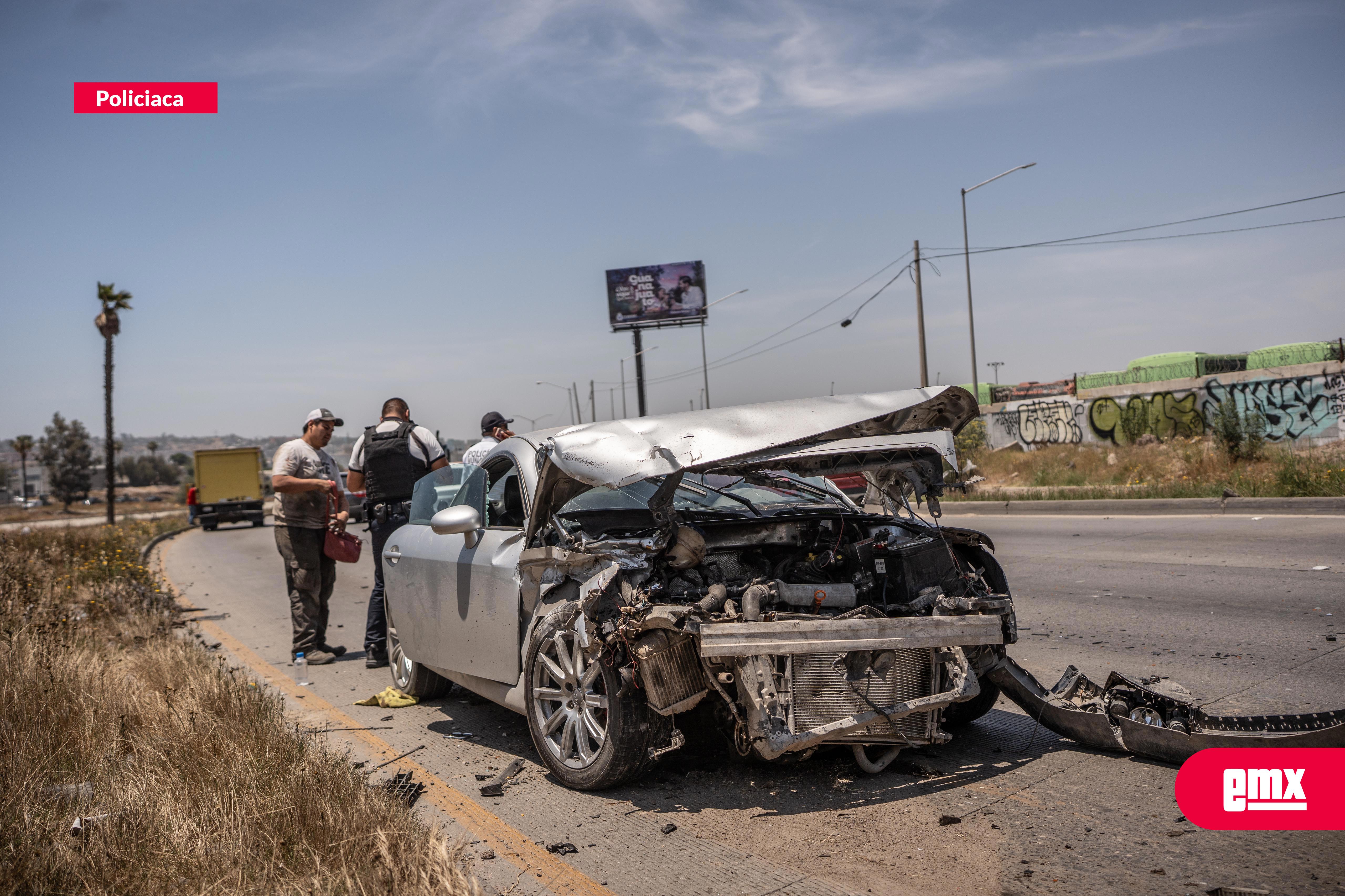 EMX-Fuerte-accidente-entre-un-camión-y-vehículo-deportivo-en-la-Vía-Rápida:-un-menor-de-edad-resulta-lesionado