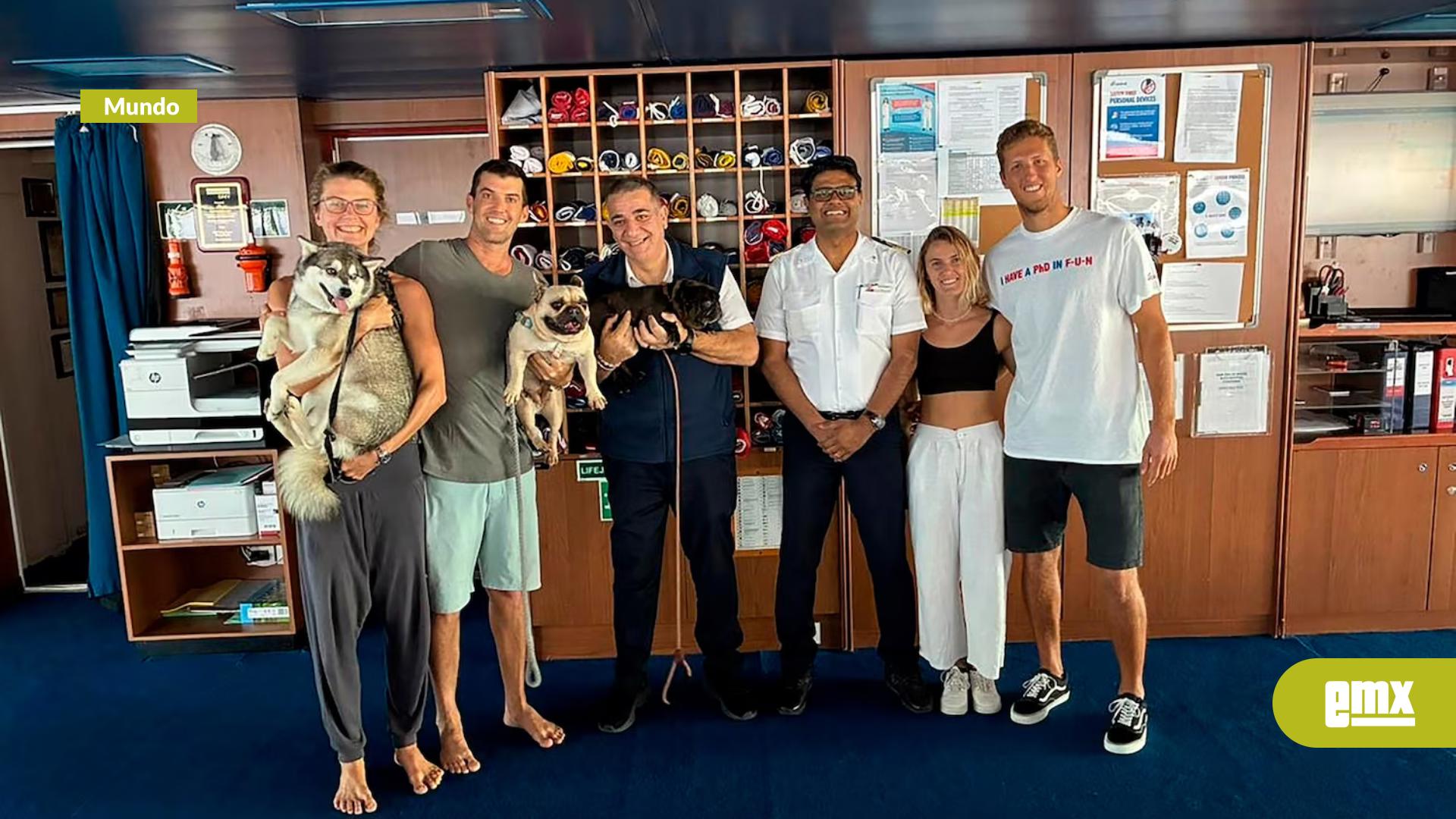 EMX-Crucero-rescata-a-cuatro-personas-y-tres-perros-de-catamarán-averiado-en-el-Pacífico-Sur