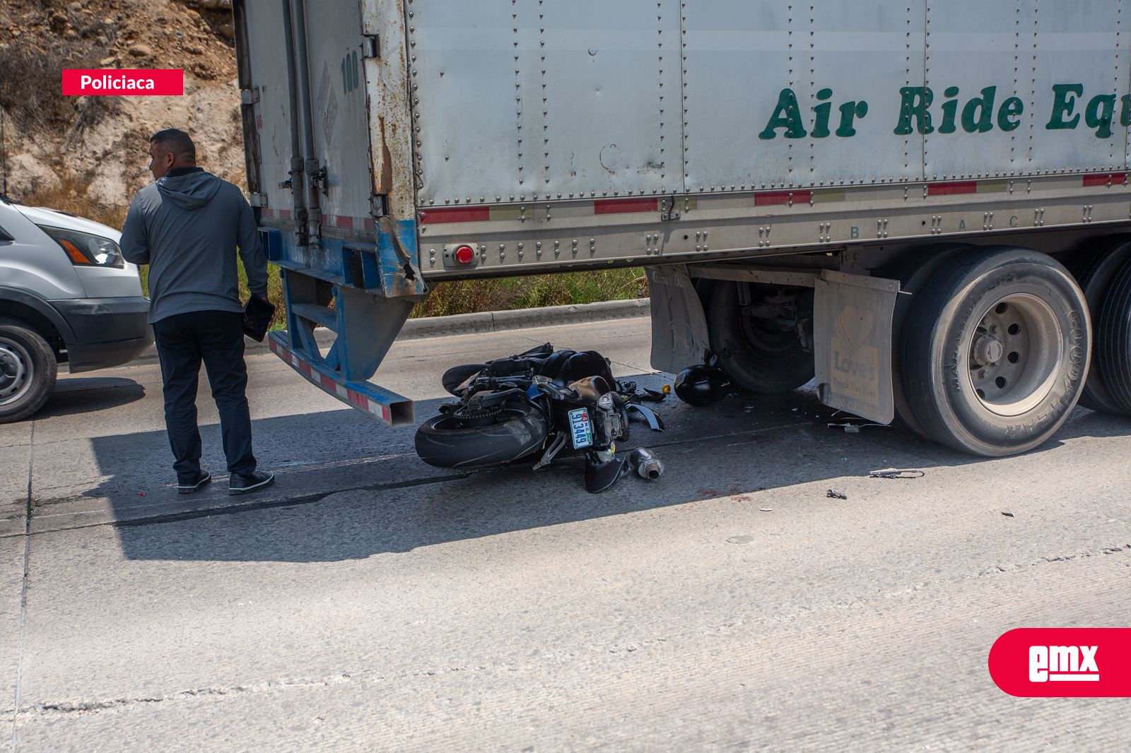 EMX-Motociclista se impacta contra un tráiler en la rampa a Otay, sobre el bulevar Lázaro Cárdenas