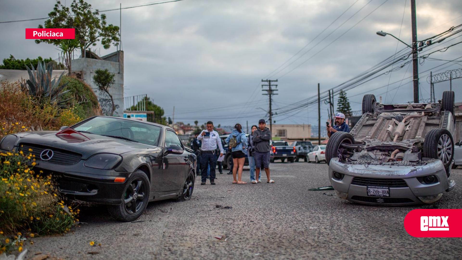 EMX-Vuelca-automóvil-tras-chocar-contra-vehículo-estacionado-en-la-colonia-Del-Río