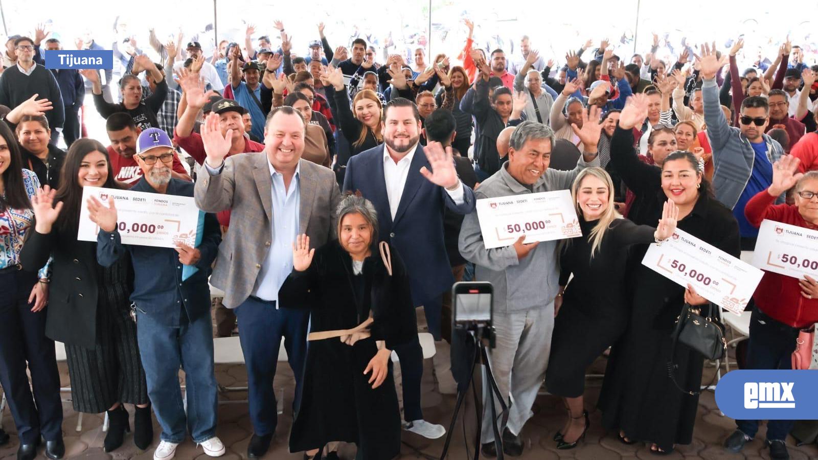 EMX-Entrega-presidente-municipal-Ismael-Burgueño-438-créditos-a-emprendedores-de-Tijuana
