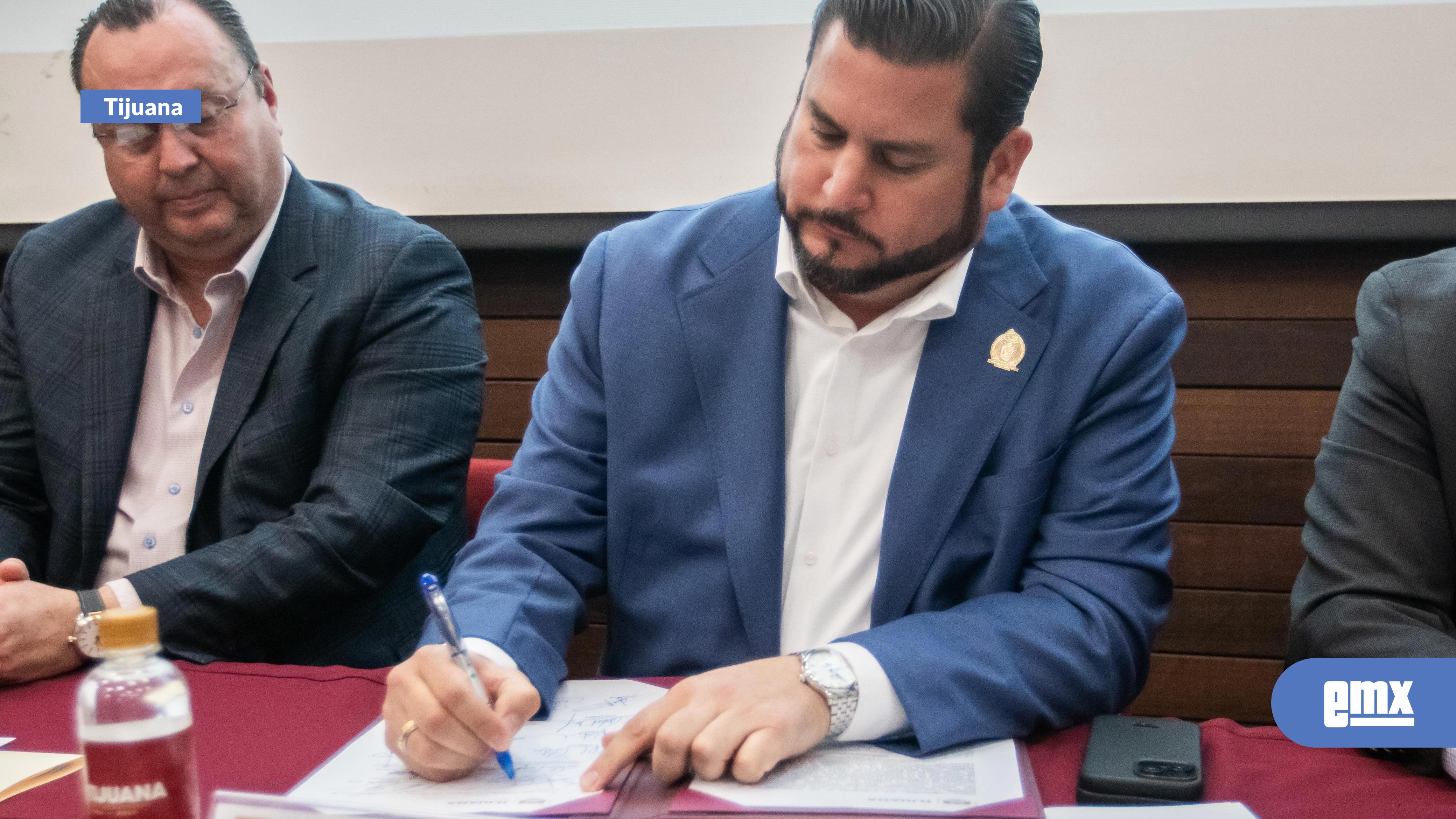 EMX-Firma-Ismael-Burgueño-y-sector-empresarial-Carta-Compromiso-‘Autorregulación-para-el-Impulso-al-Desarrollo-Económico’