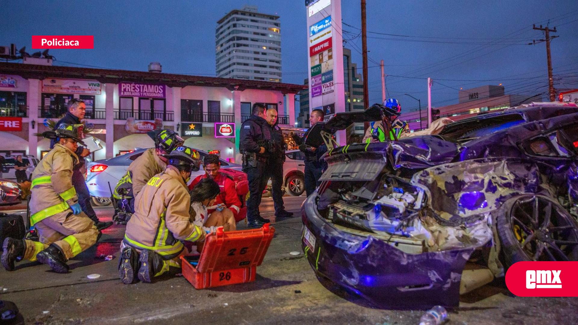EMX-Fuerte-choque-entre-transporte-público-del-Corredor-Agua-Caliente--y-dos-autos-deportivos