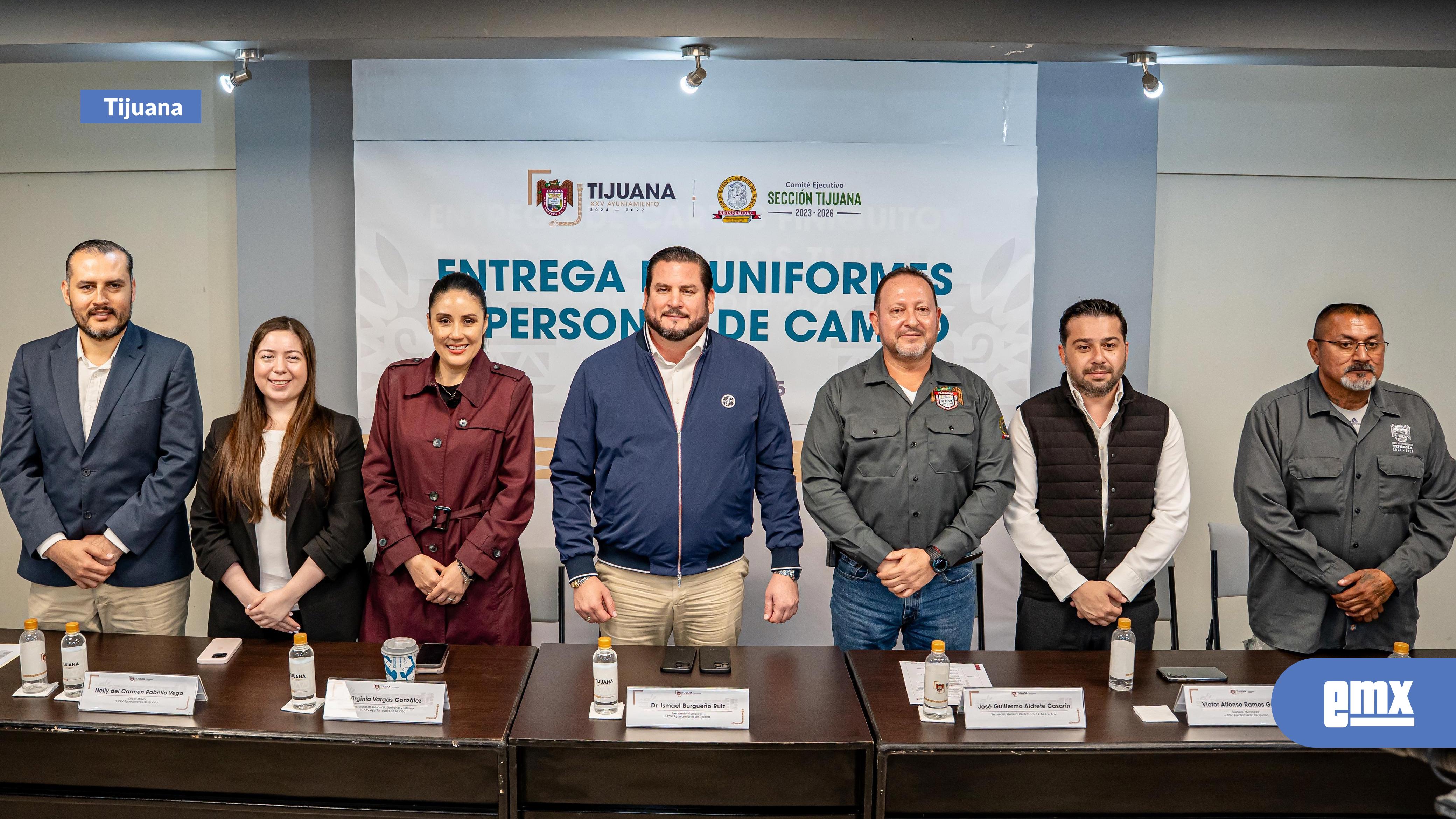 EMX-Entrega-Ismael-Burgueño-uniformes-al-personal-de-campo-del-XXV-Ayuntamiento-de-Tijuana