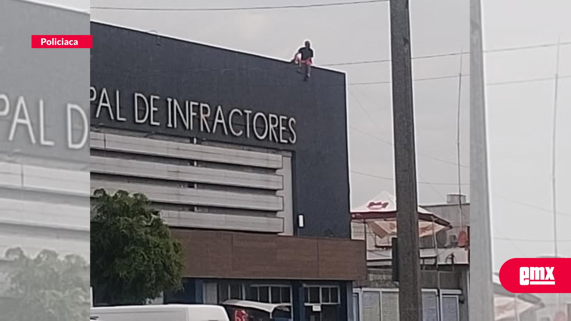 EMX-Tensión-en-la-20-de-Noviembre:-hombre-se-atrinchera-en-techo-de-la-Estancia-Municipal