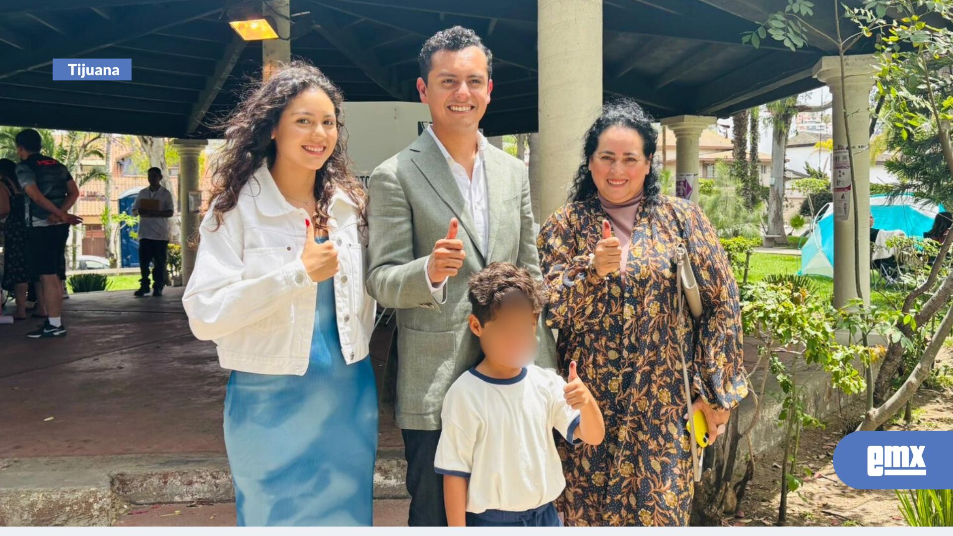 EMX-Emitió-su-voto-el-diputado-Eligio-Valencia-López-junto-con-su-familia