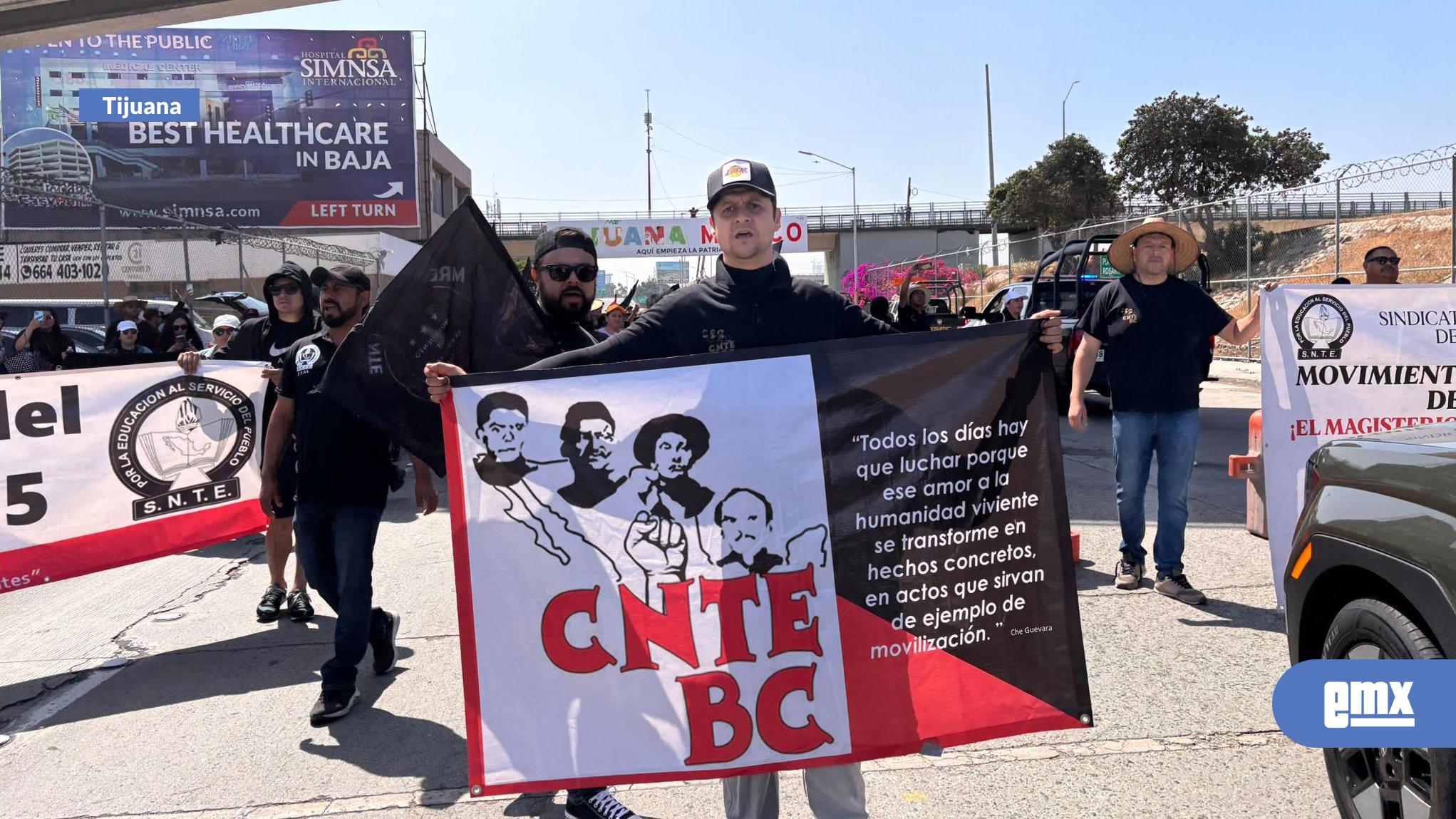 EMX-#UltimaHora-|-En-estos-momentos-un-grupo-de-maestros-del-CNTE-en-protesta,-acaban-de-cerrar-la-garita-del-Chaparral