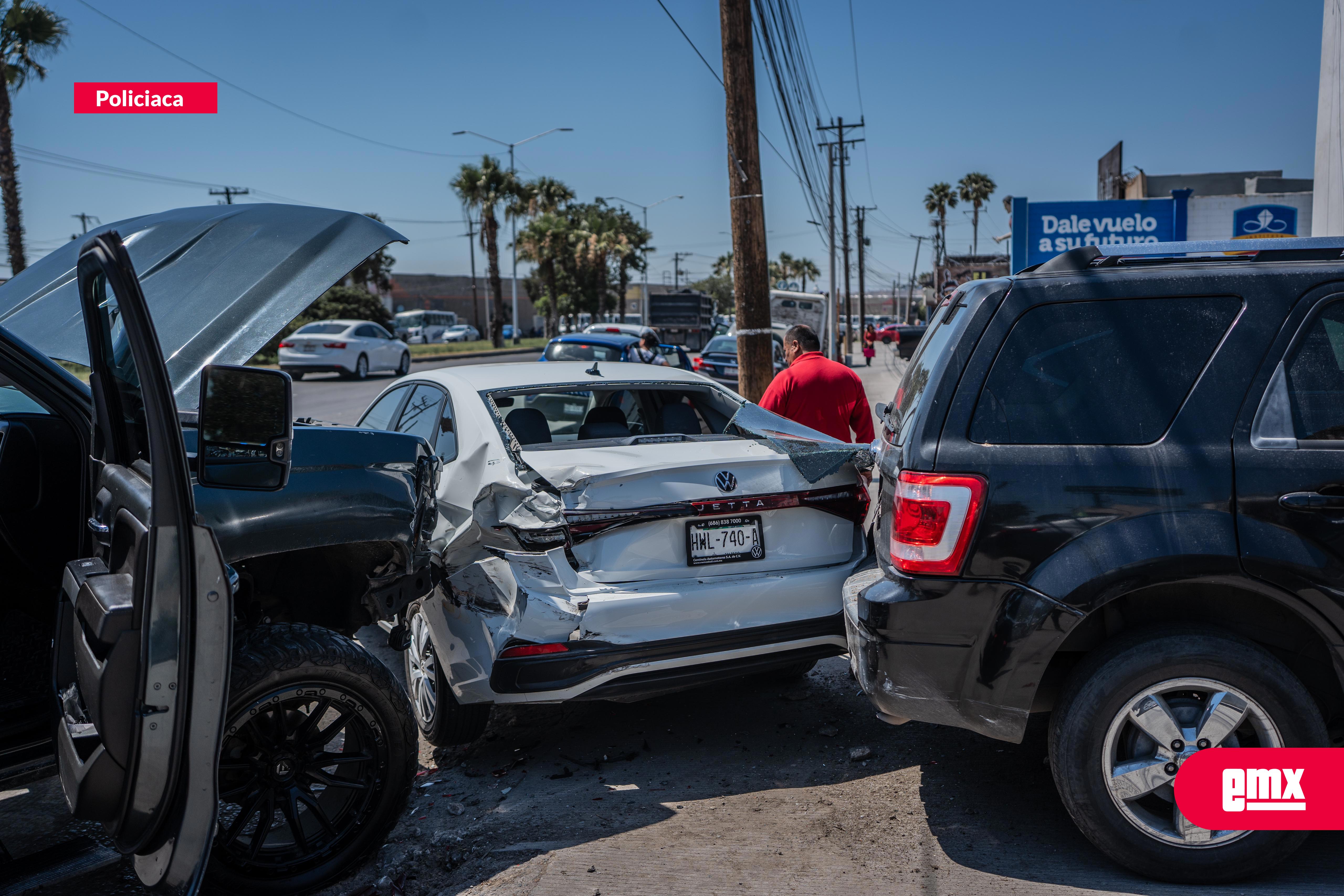 EMX-Fuerte choque entre Silverado y Jetta, provoca afectaciones a otros 3 vehículos en el bulevar Insurgente