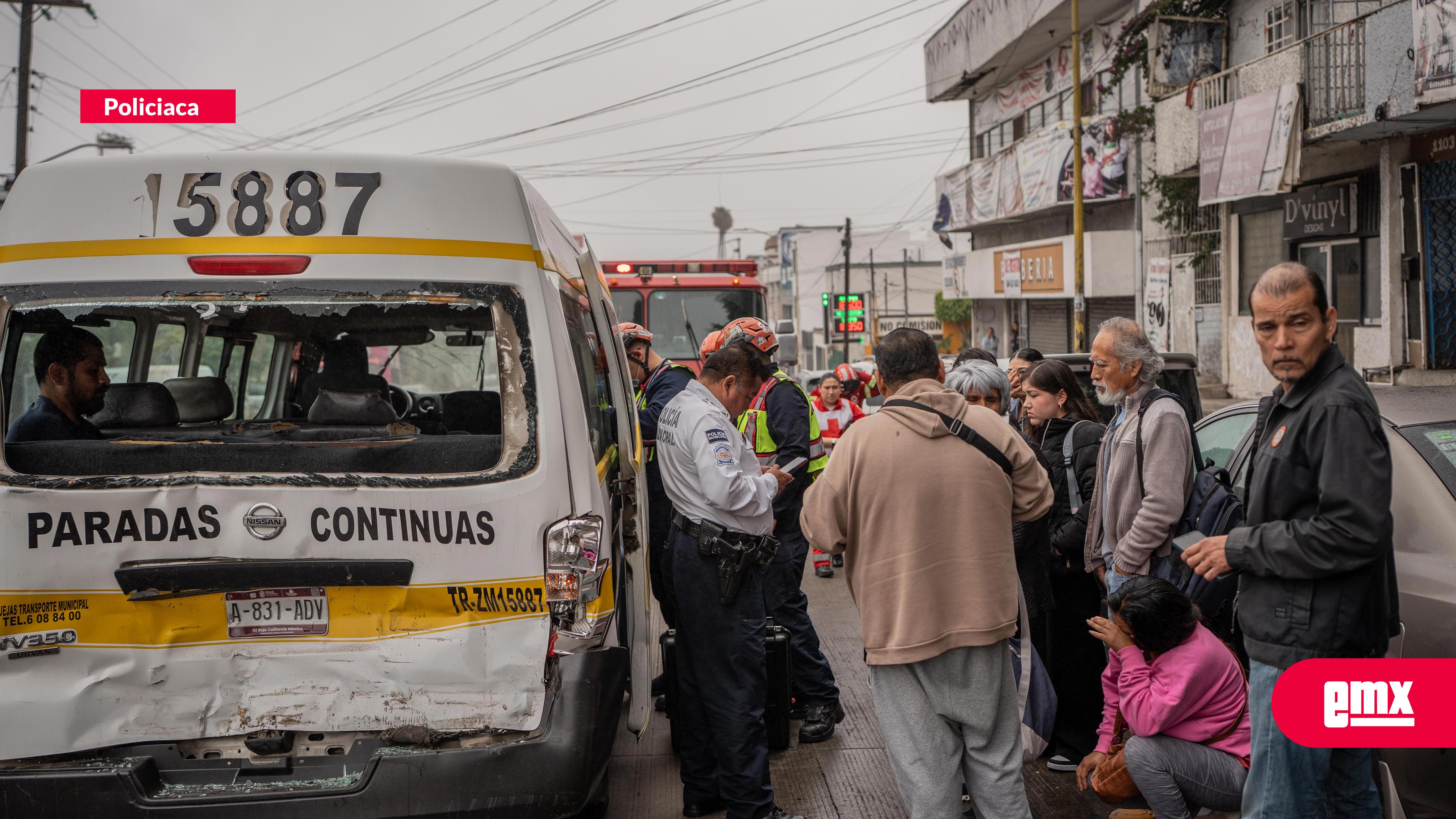 EMX-Fuerte-choque-entre-taxi-y-camión-de-basura-en-la-Zona-Centro:-10-personas-resultaron-afectadas