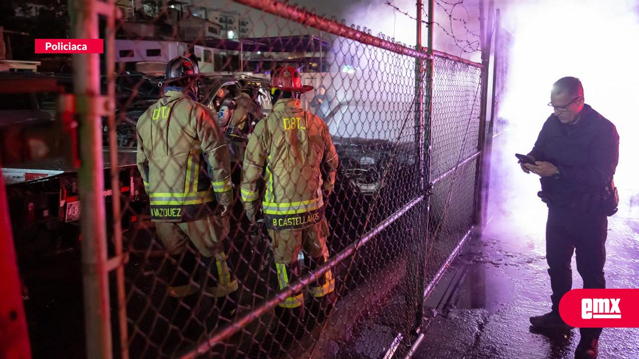 EMX-Incendian-vehículo-dentro-de-yonke-en-la-colonia-El-Rubí