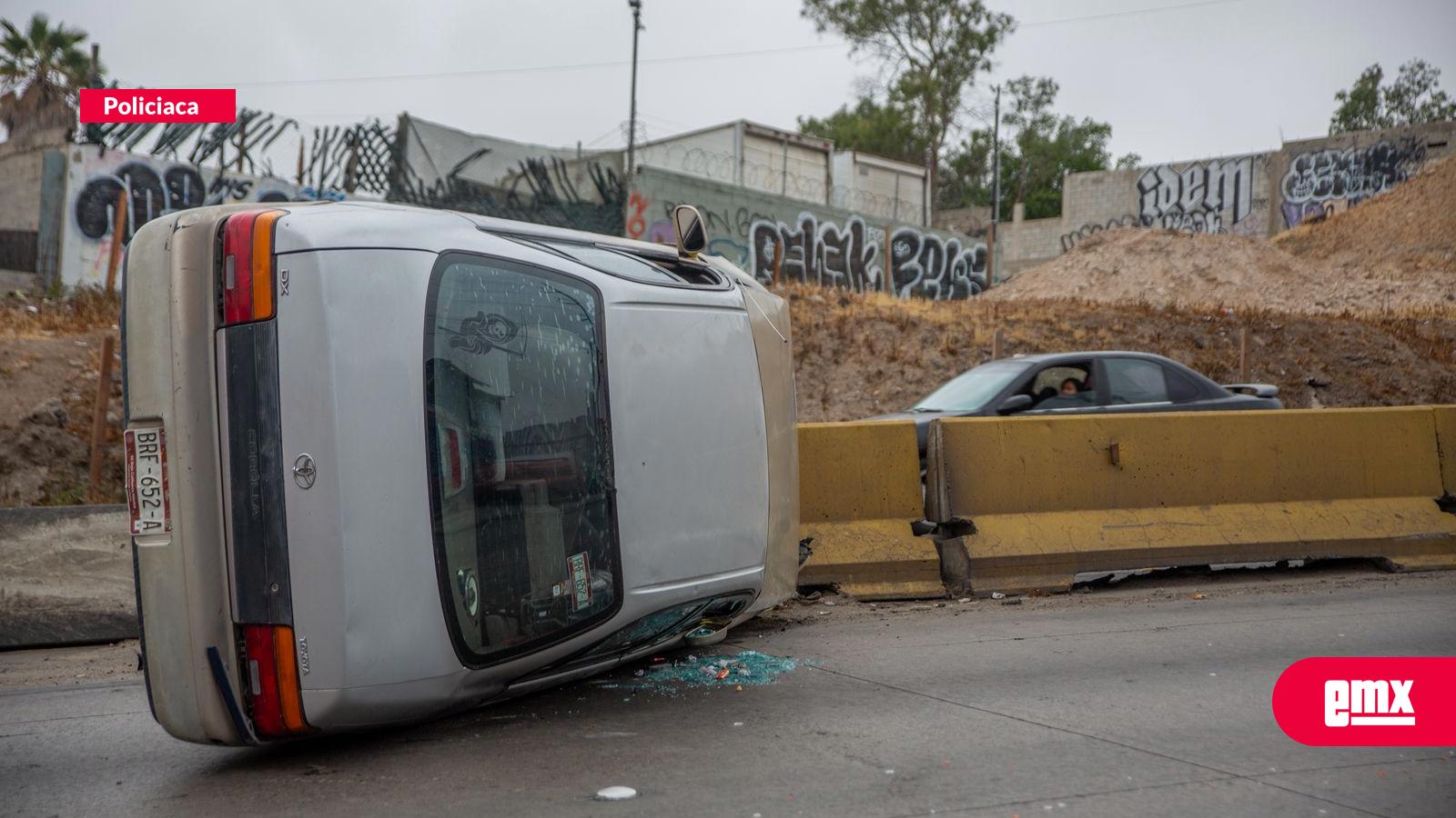 EMX-Choque-termina-con-volcadura-en-bulevar-Cucapah;-conductores-resultan-ilesos
