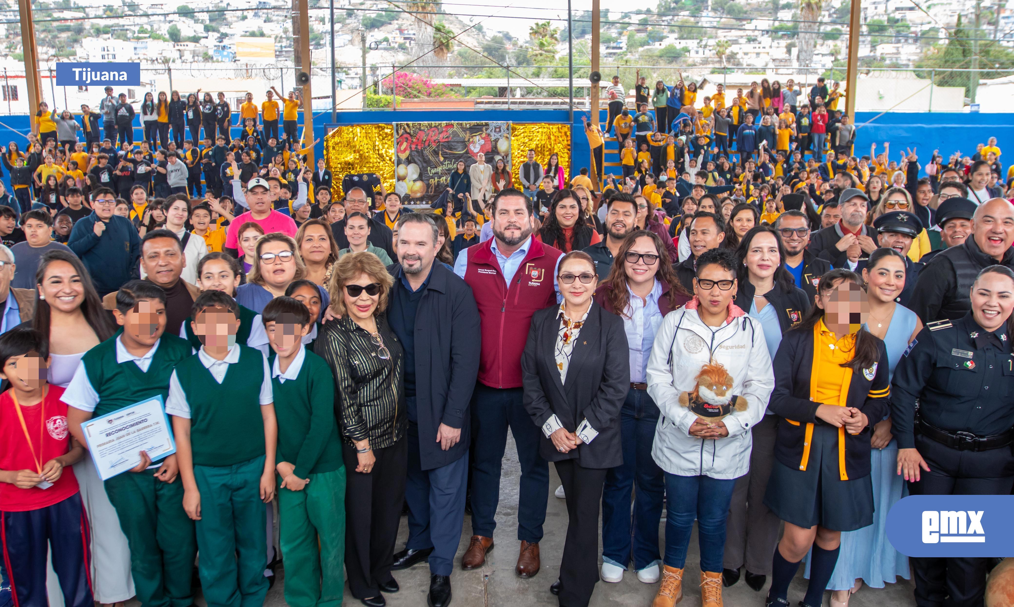 EMX-Entrega-Ismael-Burgueño-reconocimientos-del-programa-D.A.R.E-en-beneficio-de-estudiantes-de-primaria-y-secundaria