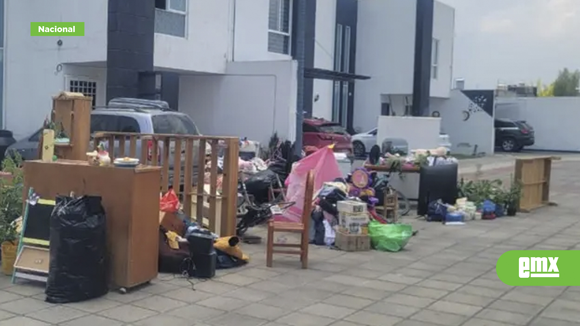 EMX-Los-300-llegan-a-Texcoco-y-sacan-a-familias-de-una-residencial-para-invadirla