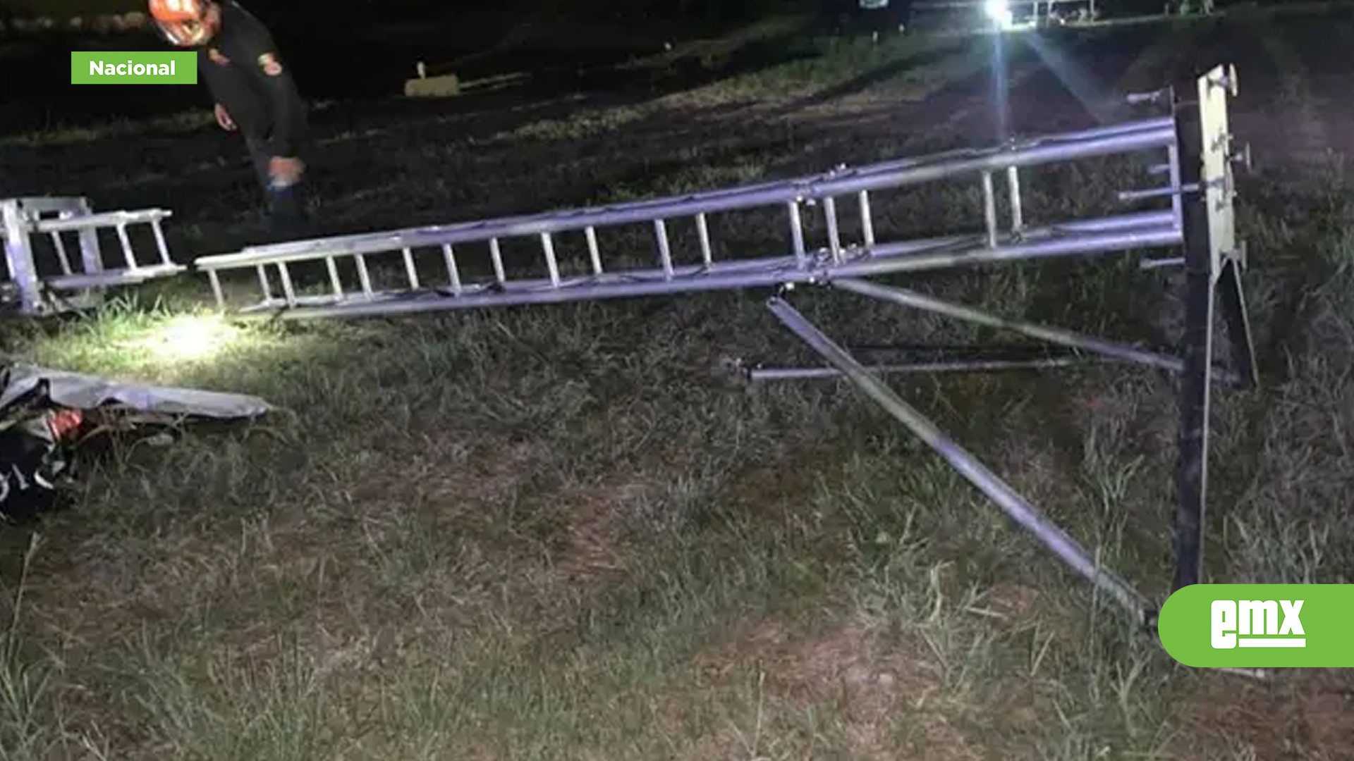 EMX-Cae estructura en evento masivo a un lado del escenario y en zona VIP