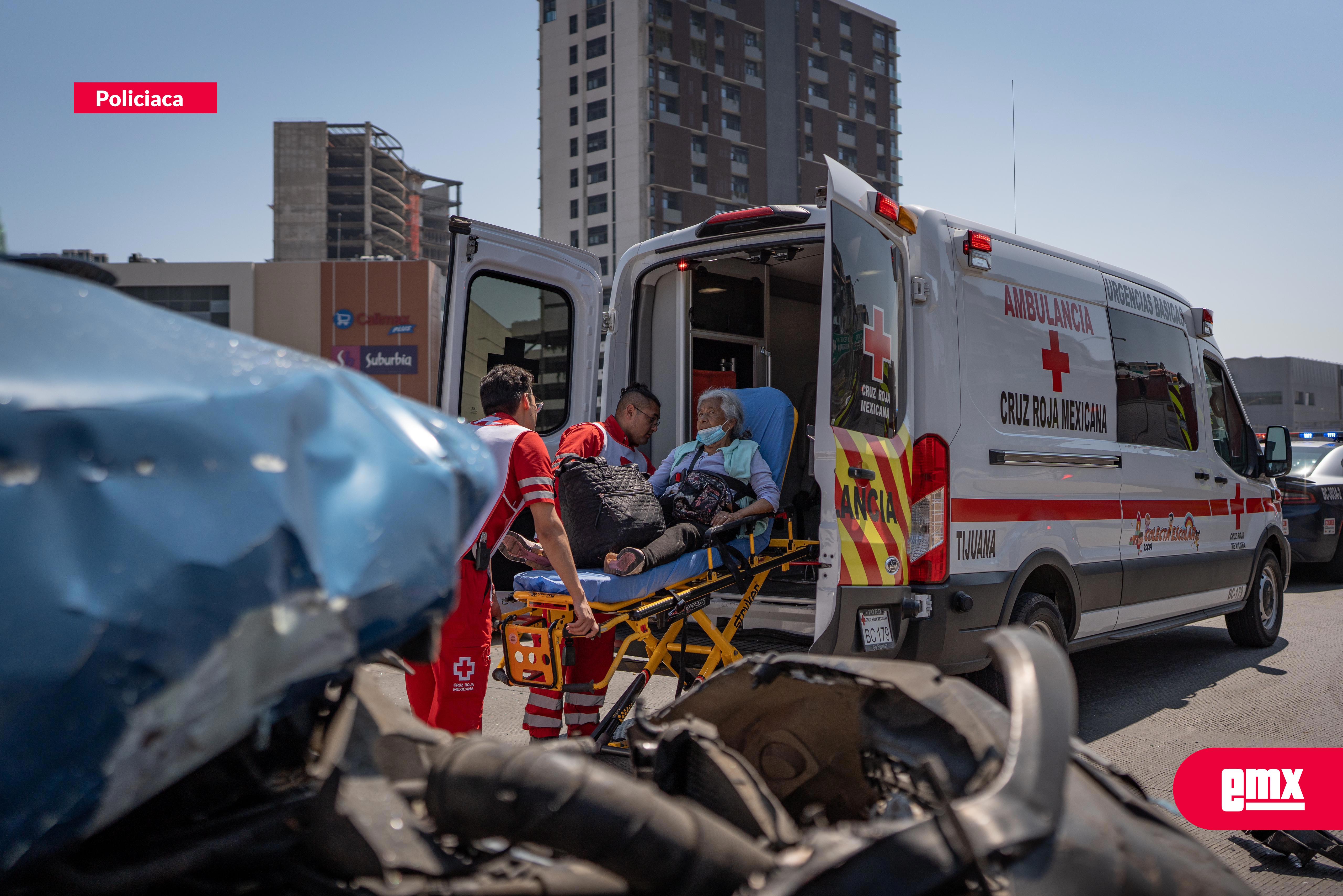 EMX-Fuerte choque entre transporte público y dos vehículos, deja a 10 personas lesionadas