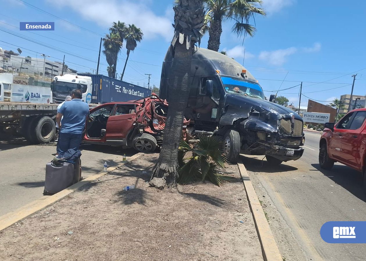 EMX-Choque-causa-caos-vial-a-la-entrada-de-Ensenada
