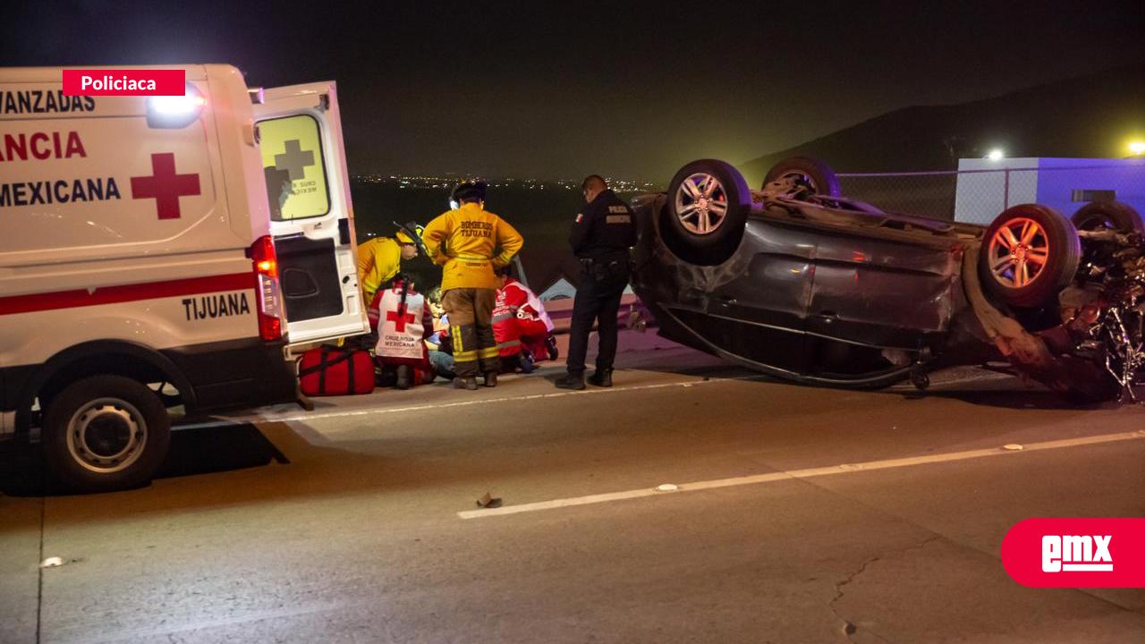 EMX-Fuerte-volcadura-en-entrada-a-Playas-de-Tijuana-deja-un-lesionado