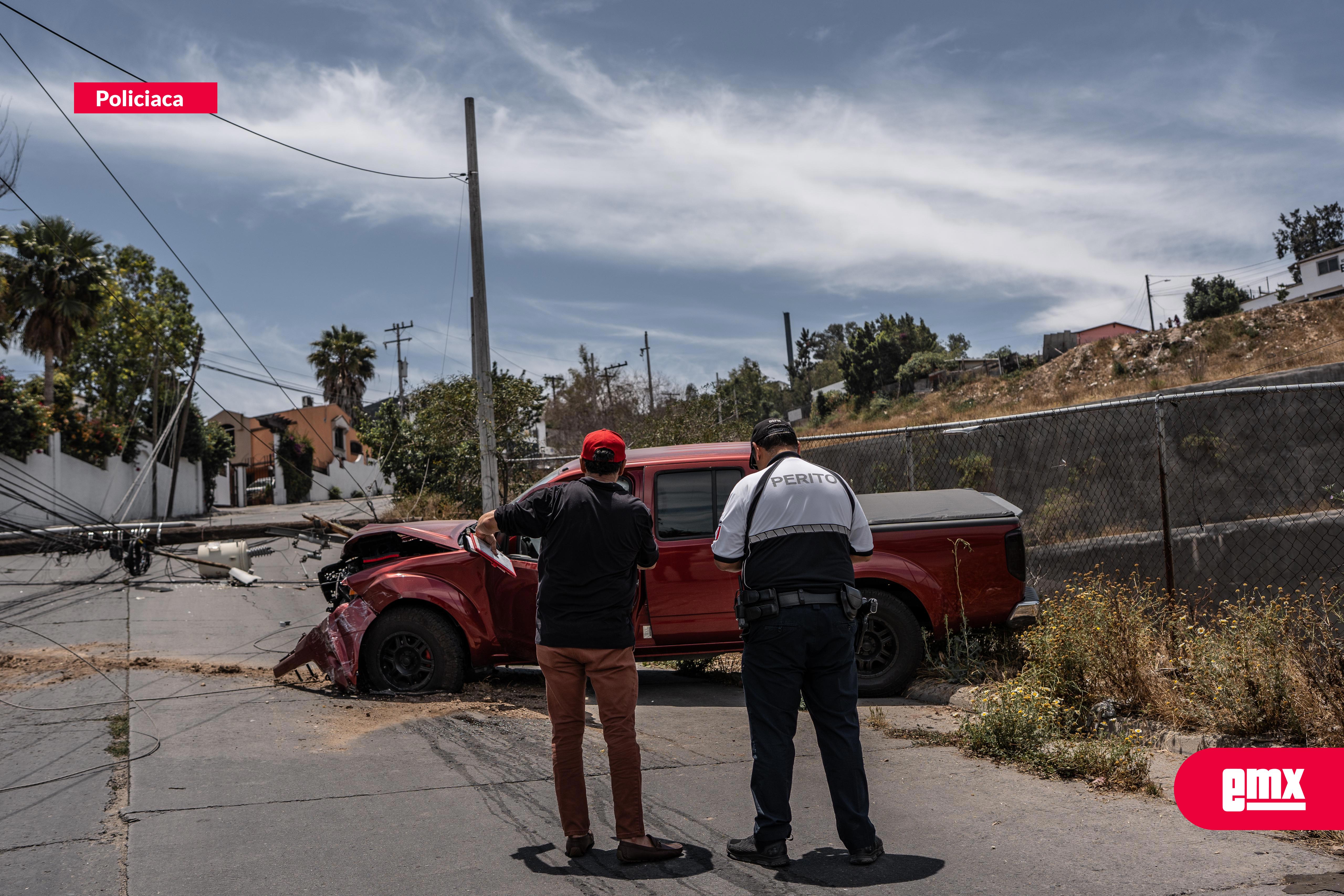 EMX-Conductor-derriba-poste-y-se-da-a-la-fuga-en-la-colonia-Tejamen