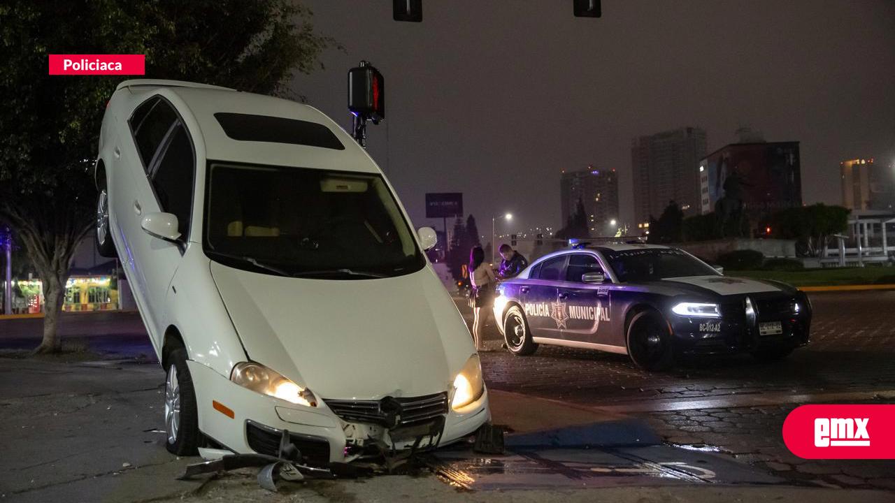 EMX-Jetta-queda-suspendido-tras-accidente-en-glorieta-de-Tijuana