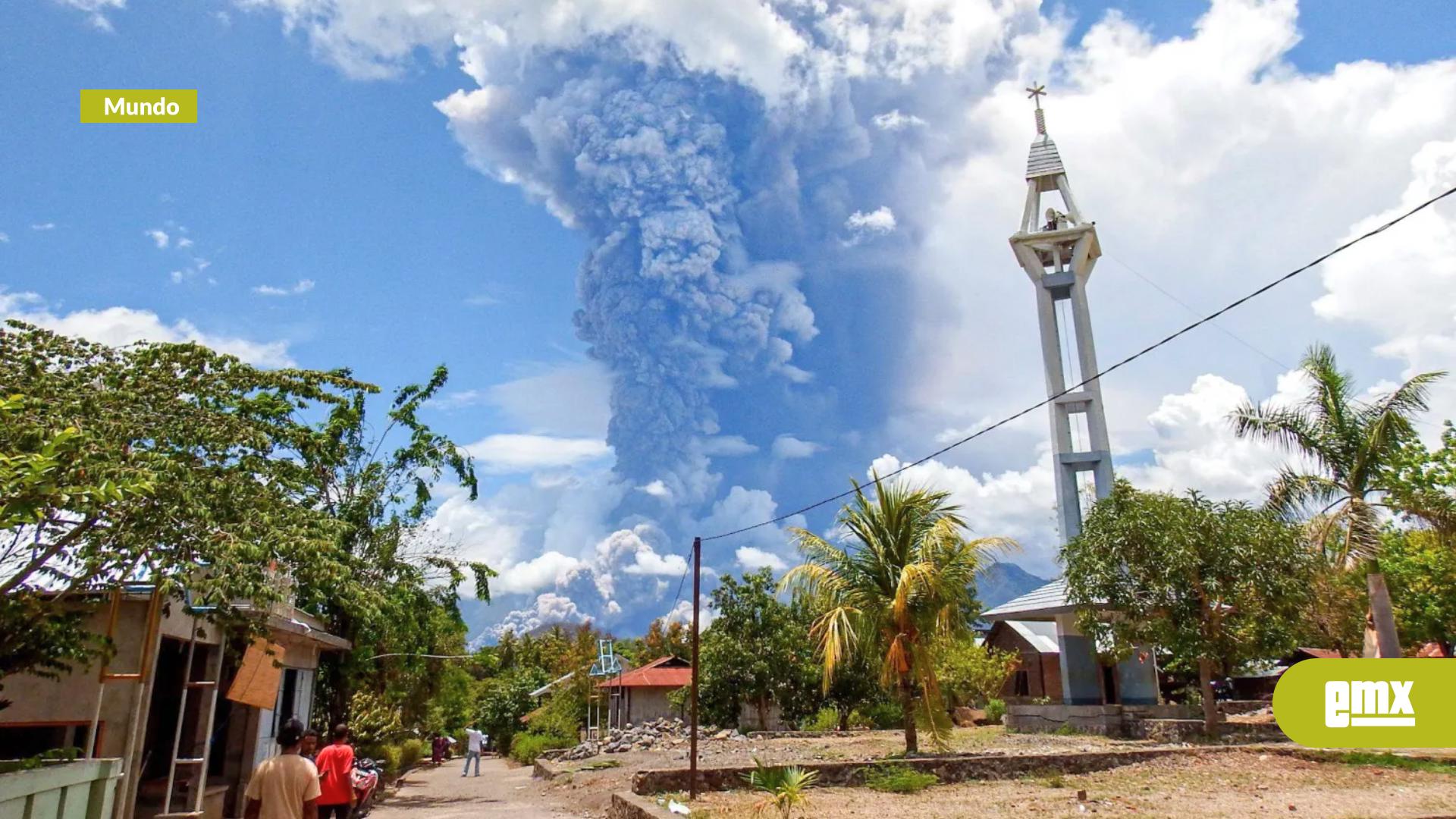 EMX-Alerta-máxima-en-Indonesia-por-erupción-del-volcán-Lewotobi-Laki-laki