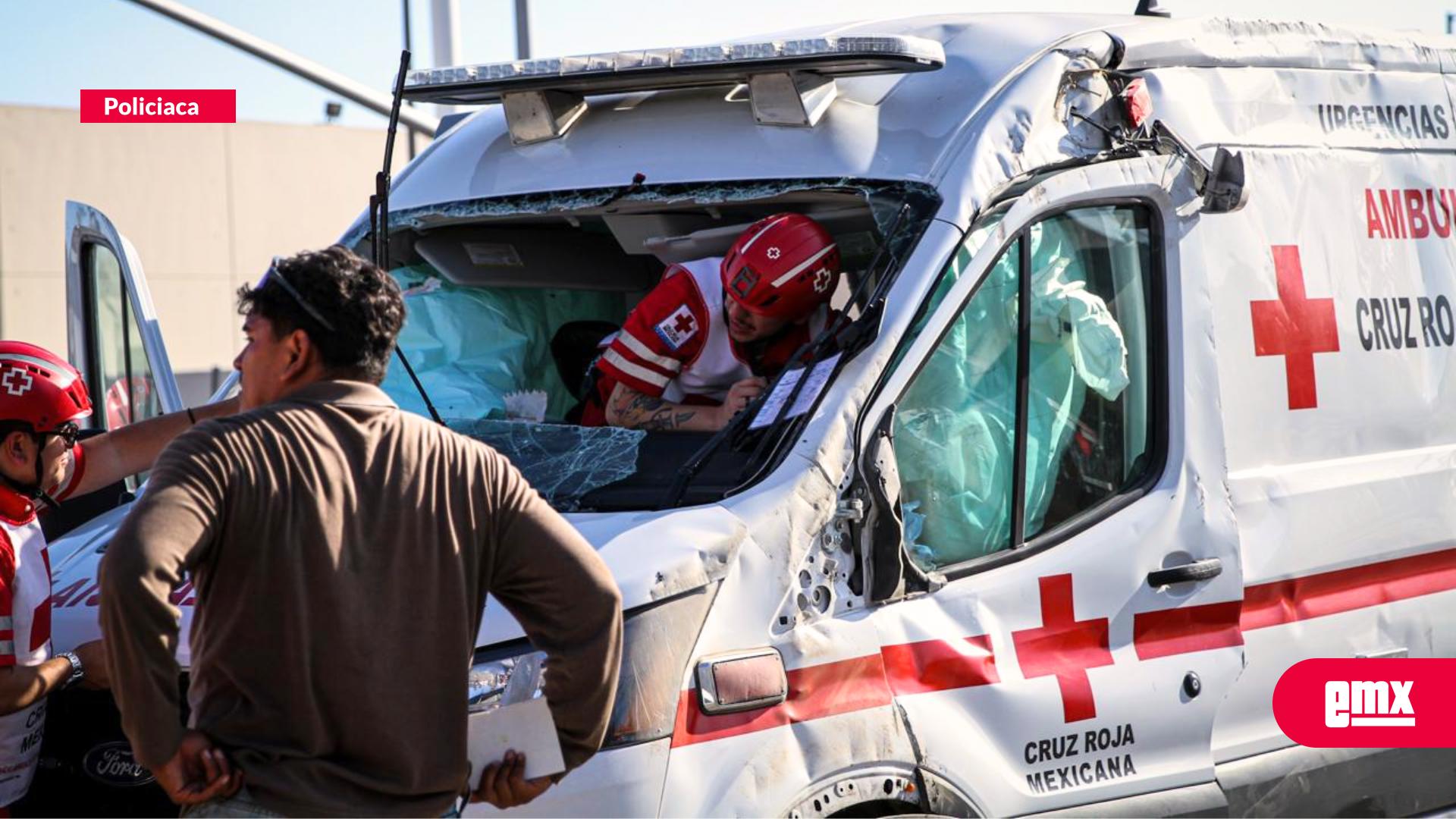 EMX-Ambulancia-vuelca-tras-ser-embestida-por-camión-de-transporte-de-personal;-paramédicos-resultan-lesionados