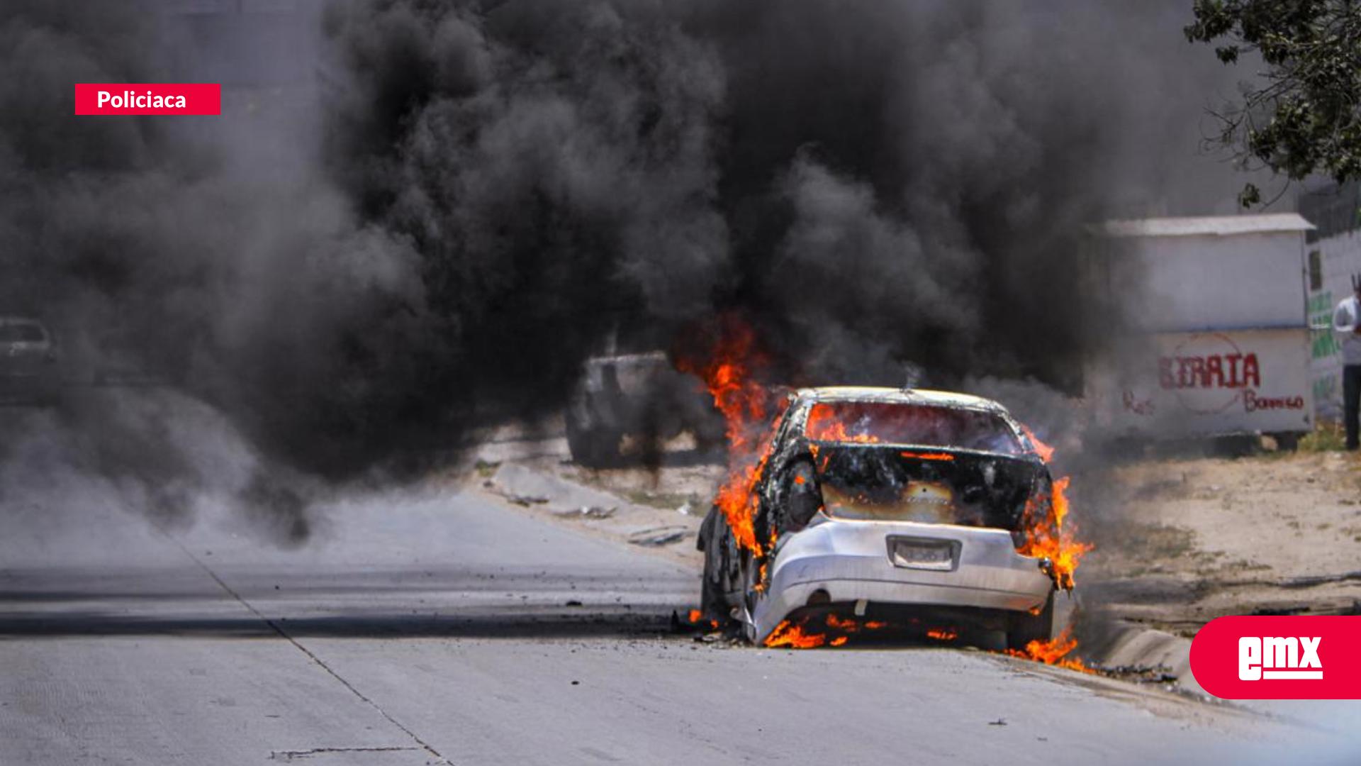 EMX-Vehículo-es-consumido-por-el-fuego-en-bulevar-2000;-no-hubo-heridos