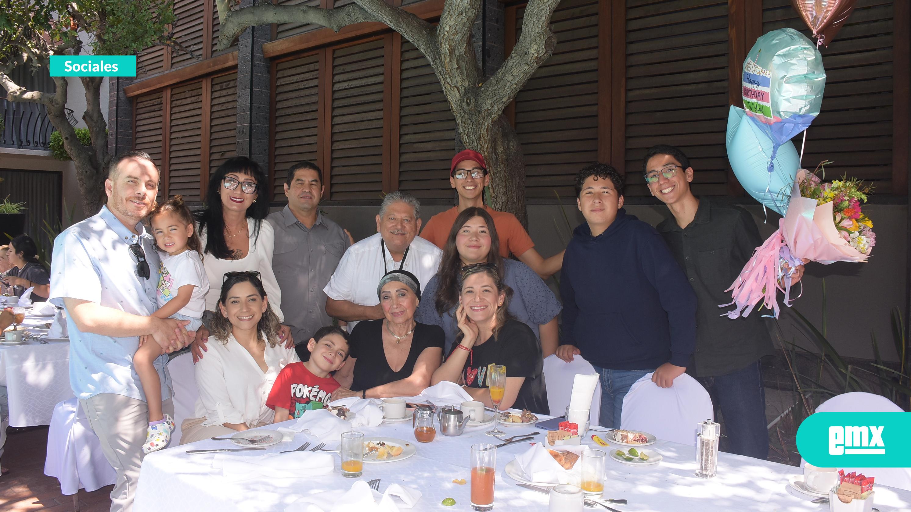 EMX-Ameno-festejo-familiar-para-consentir-a-los-padres-de-familia