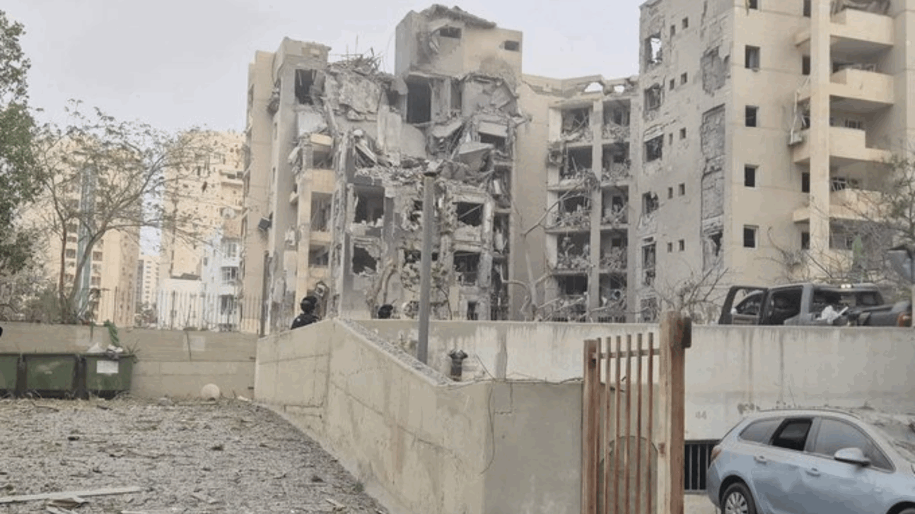 EMX-Misil-iraní-impacta-zona-residencial-en-Israel;-hay-al-menos-tres-muertos