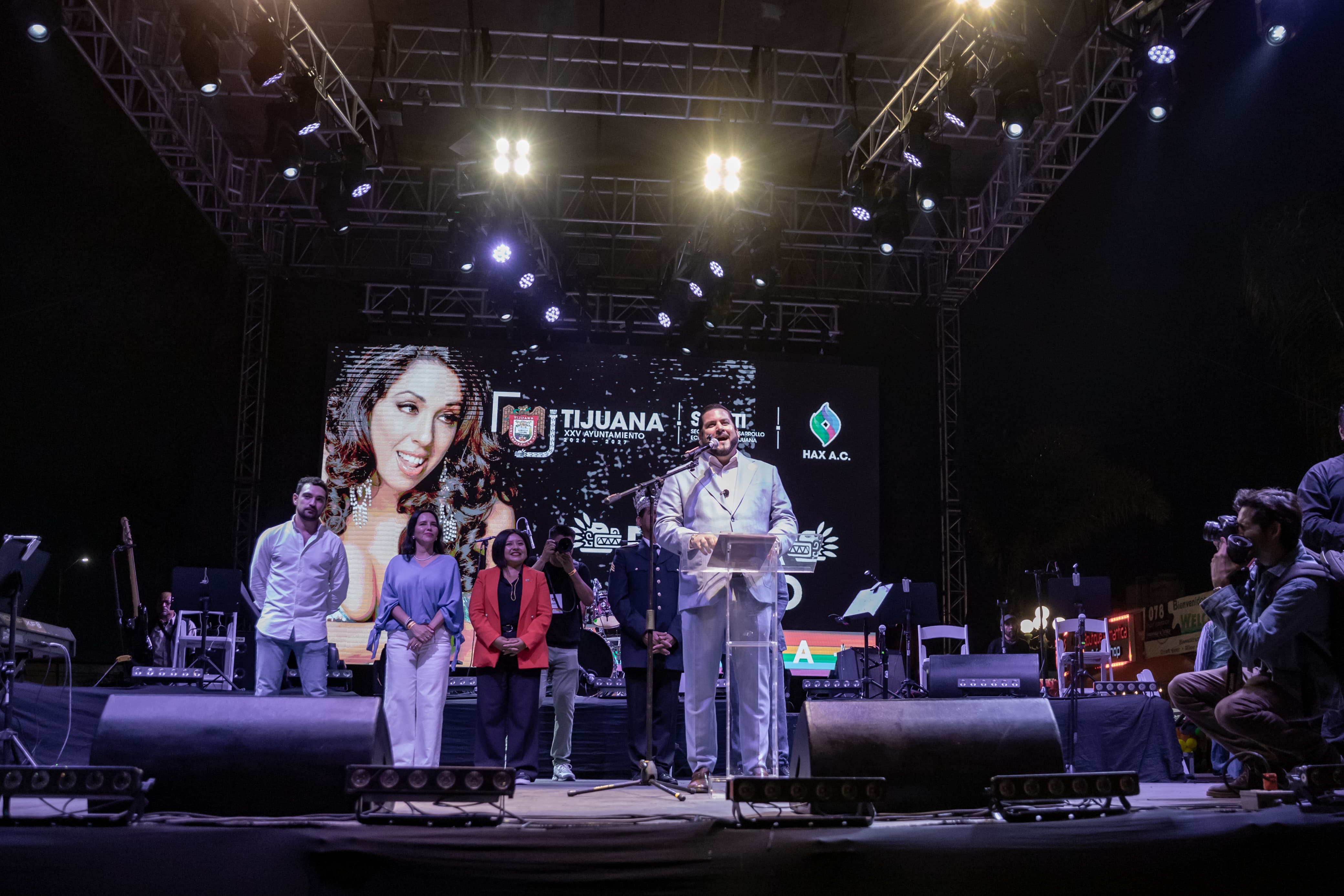 EMX-Miles-asisten-al-concierto-de-Regina-Orozco-en-la-Revu-por-el-día-del-orgullo