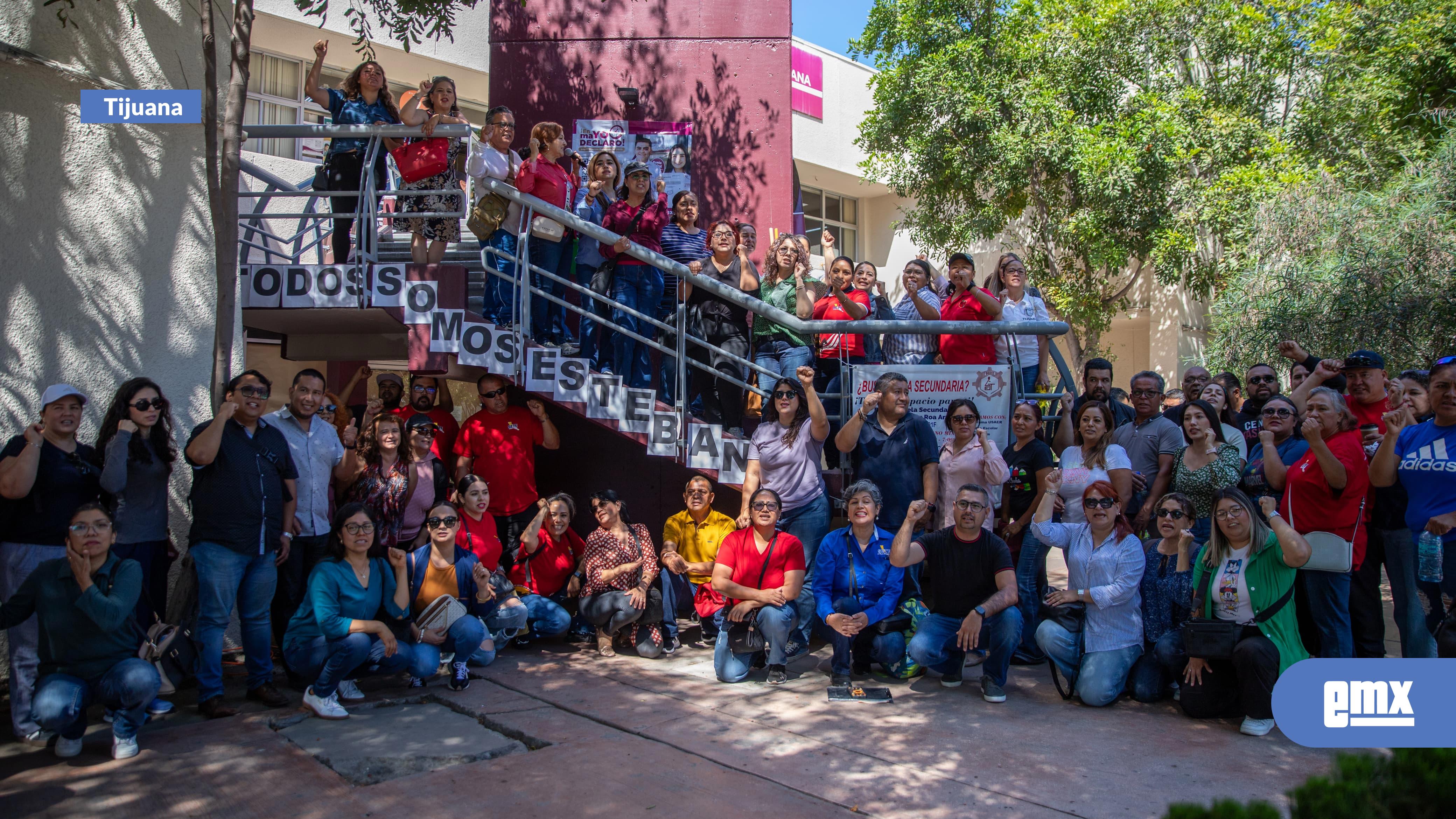 EMX-Maestros-de-Tijuana-se-une-a-protesta-en-defensa-del-maestro-Esteban-"N"