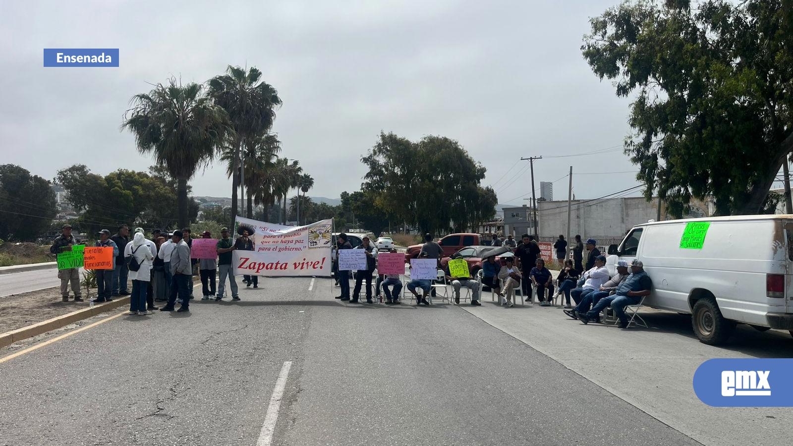 EMX-Bloquean pescadores carretera a El Sauzal