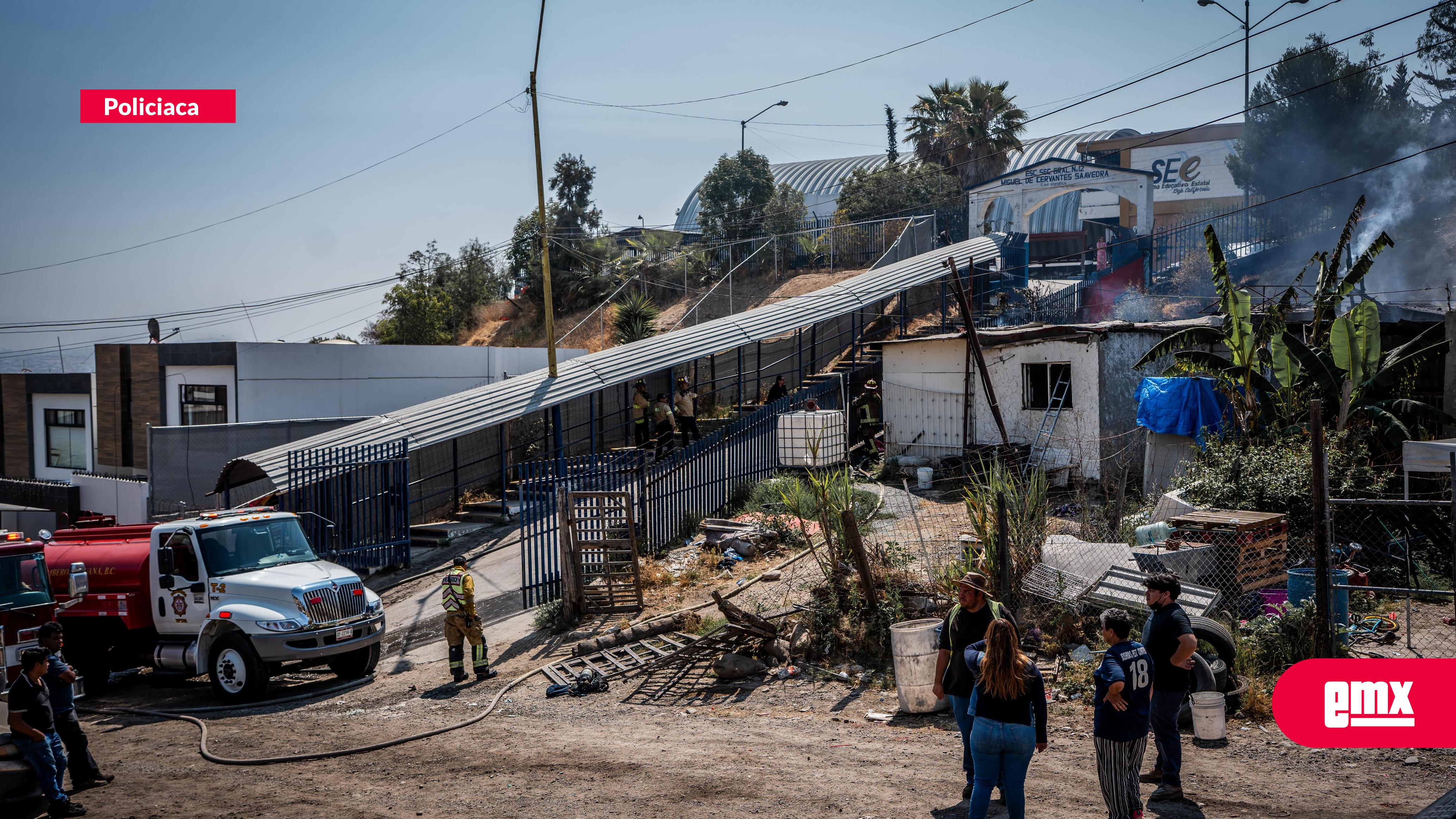 EMX-Fuerte-incendio-arrasa-con-dos-viviendas-en-la-colonia-Las-Huertas