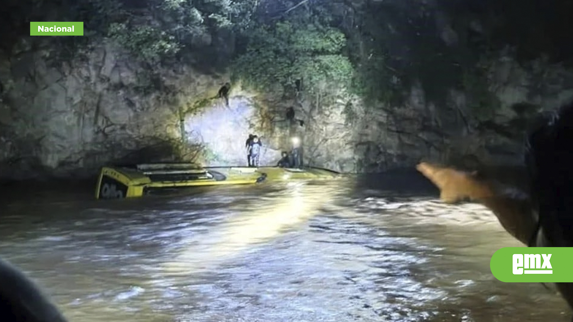 EMX-Cae-autobús-en-río-en-Guerrero;-mueren-8