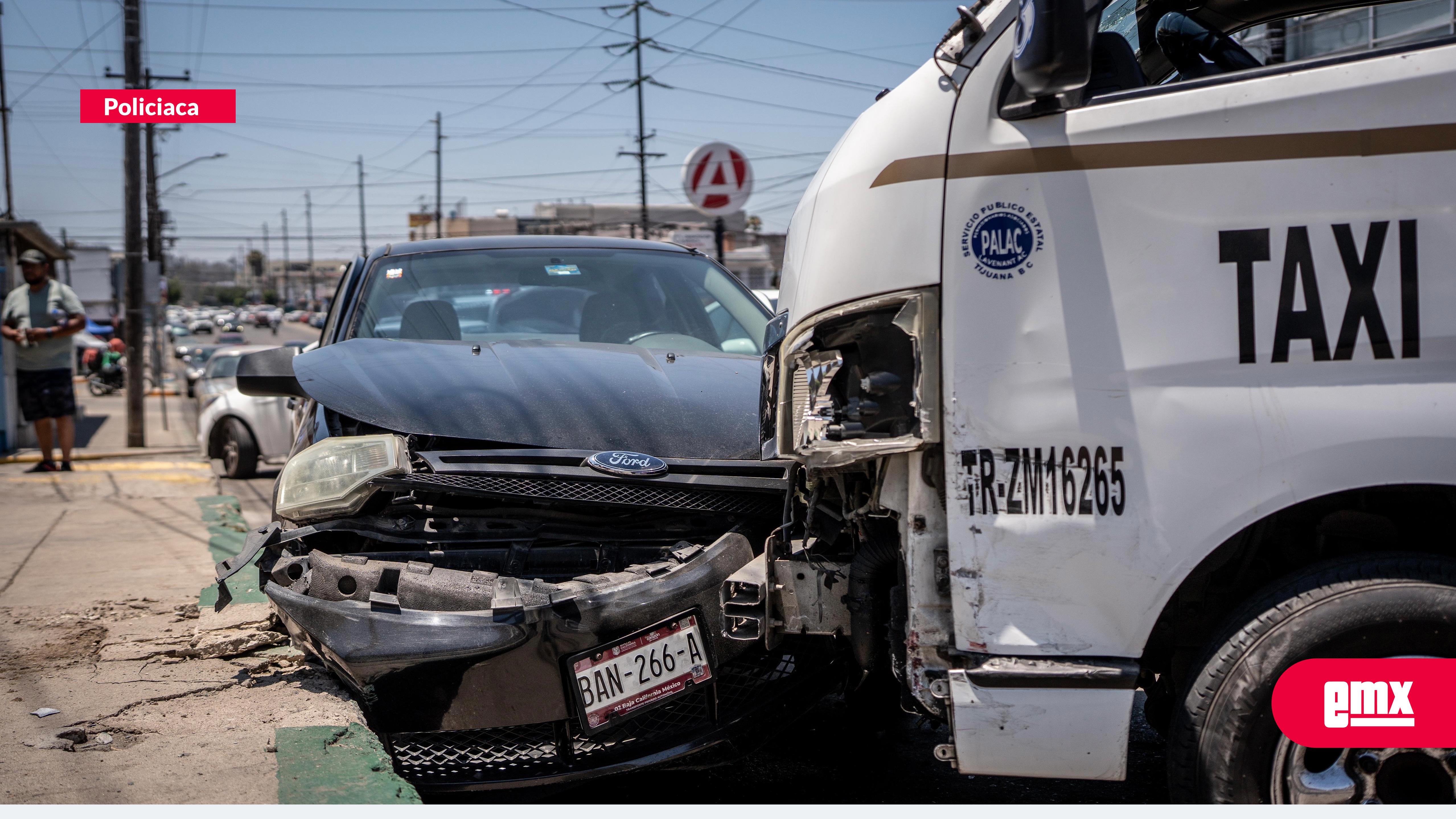 EMX-Taxi-choca-dos-autos-en-el-centro;-uno-estaba-estacionado