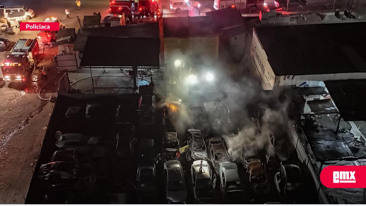EMX-Fuerte-incendio-consume-al-menos-20-vehículos-en-yonke-de-la-colonia-Salvatierra