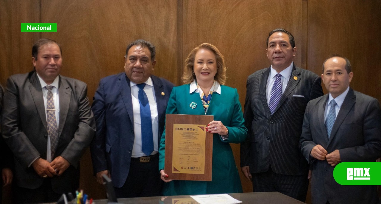 EMX-YASMÍN-ESQUIVEL-RECIBE-RECONOCIMIENTO-POR-SU-LABOR-JURISTA