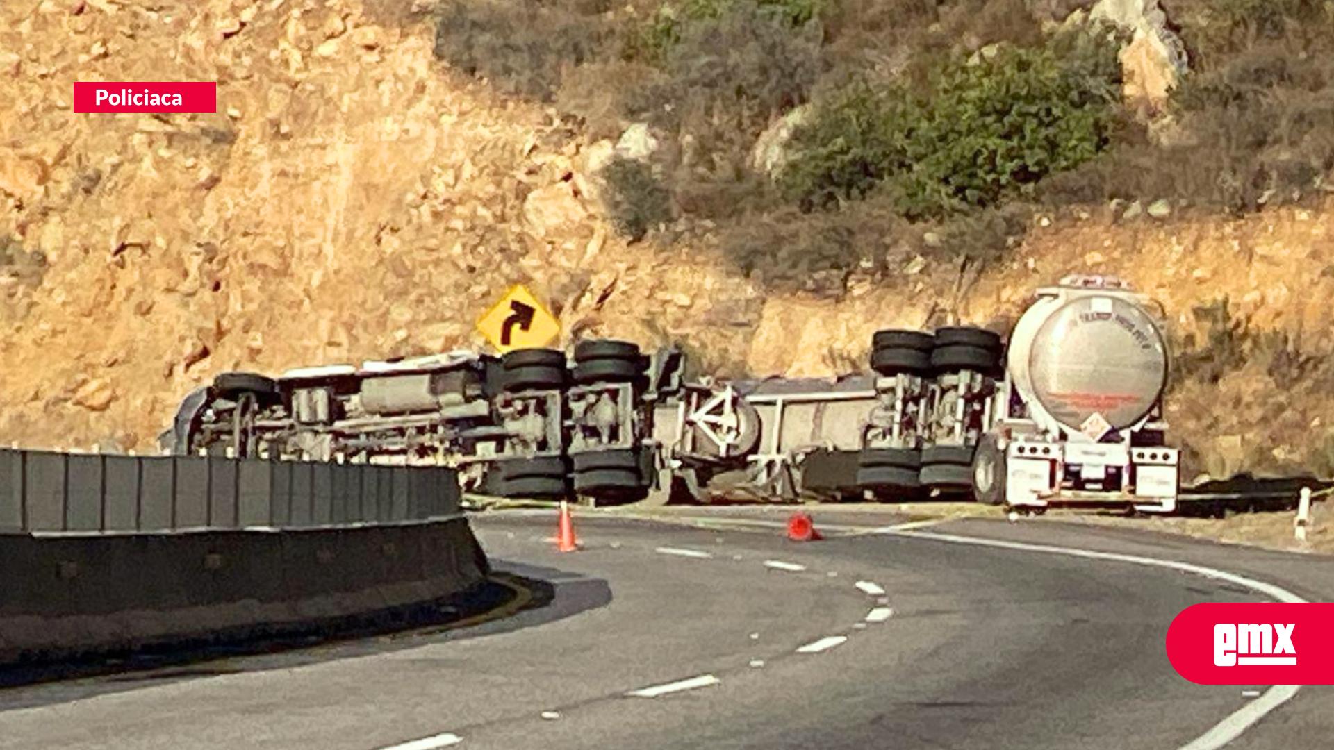 EMX-Cierran-autopista-Tijuana-Tecate-por-volcadura-de-pipa-con-gasolina