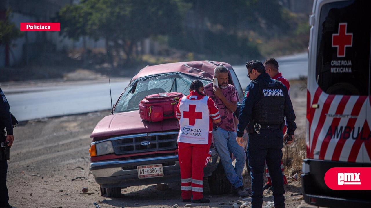 EMX-Conductor-sufre-volcadura-tras-intentar-esquivar-un-camión-en-el-bulevar-2000