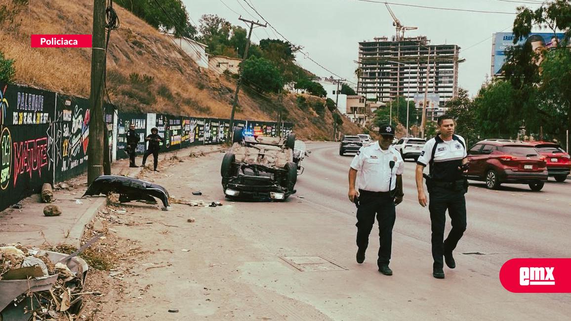 EMX-Volcadura-en-bulevar-Cuauhtémoc;-conductor-es-detenido