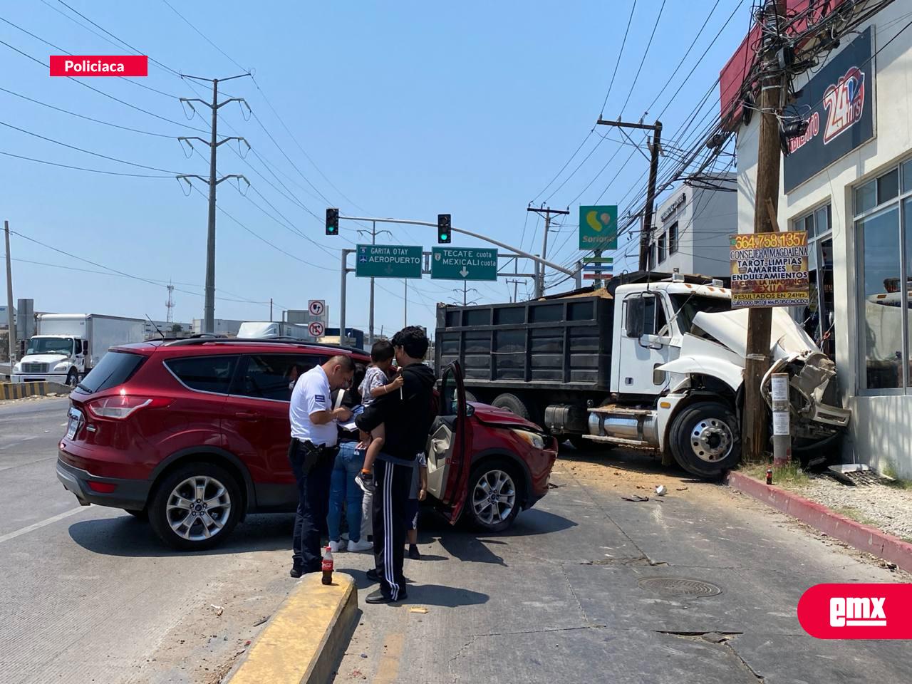 EMX-Fuerte-choque-entre-camión-de-volteo-y-camioneta-en-el-bulevar-Héctor-Terán-Terán