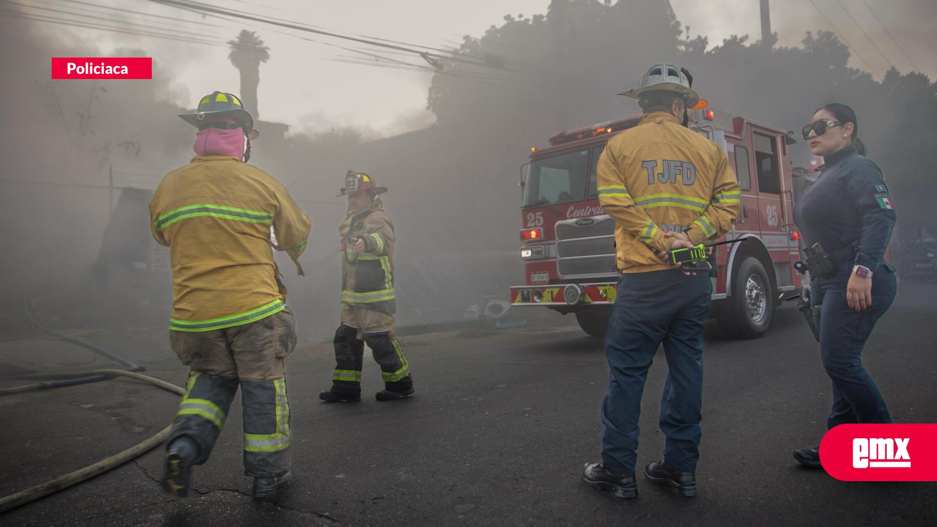EMX-Incendio-en-lote-baldío-moviliza-a-bomberos-en-la-colonia-Obrera
