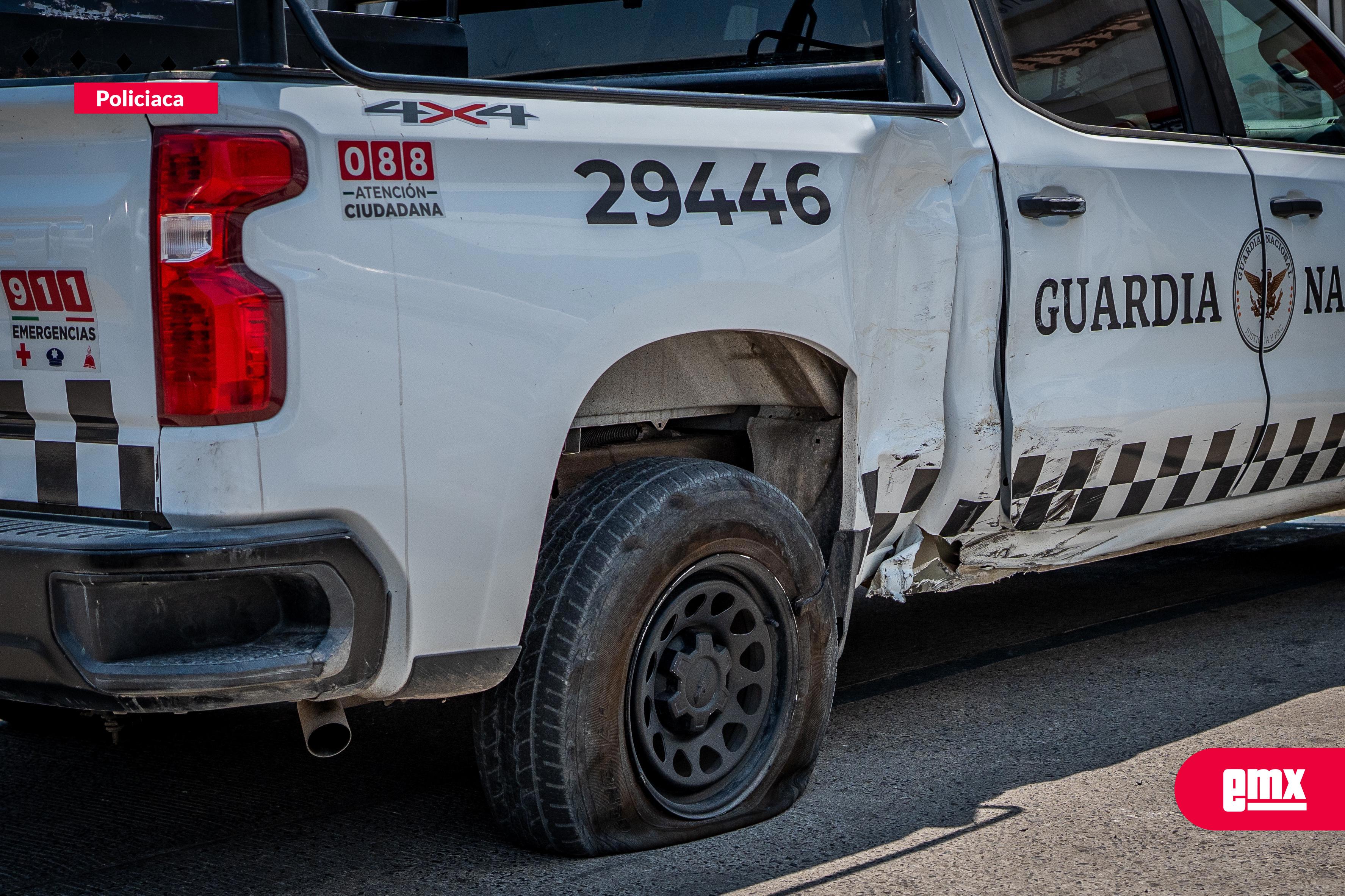 EMX-Chocan-taxi-y-unidad-de-la-Guardia-Nacional-en-el-Avenida-de-los-Insurgentes