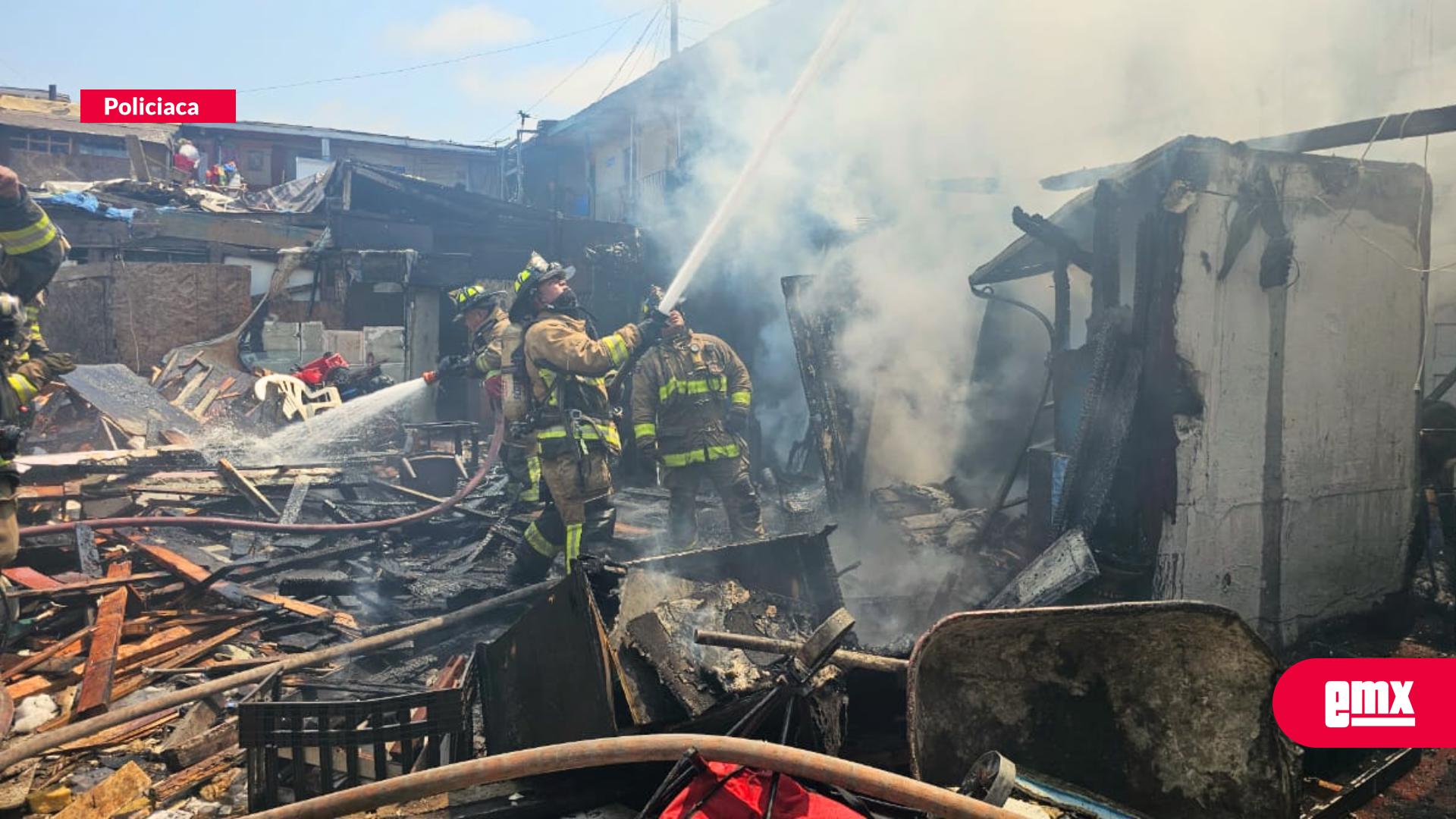 EMX-Rescata-Bomberos-de-Tijuana--a-personas-y-mascotas-de-una-cuartería