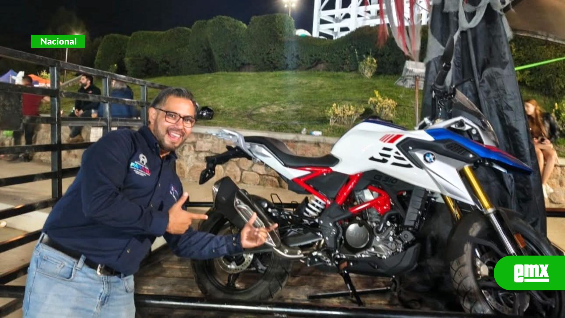 EMX-Director-de-Cultura-gana-motocicleta-en-rifa-organizada-por-su-propia-dependencia-y-desata-polémica-en-Parral