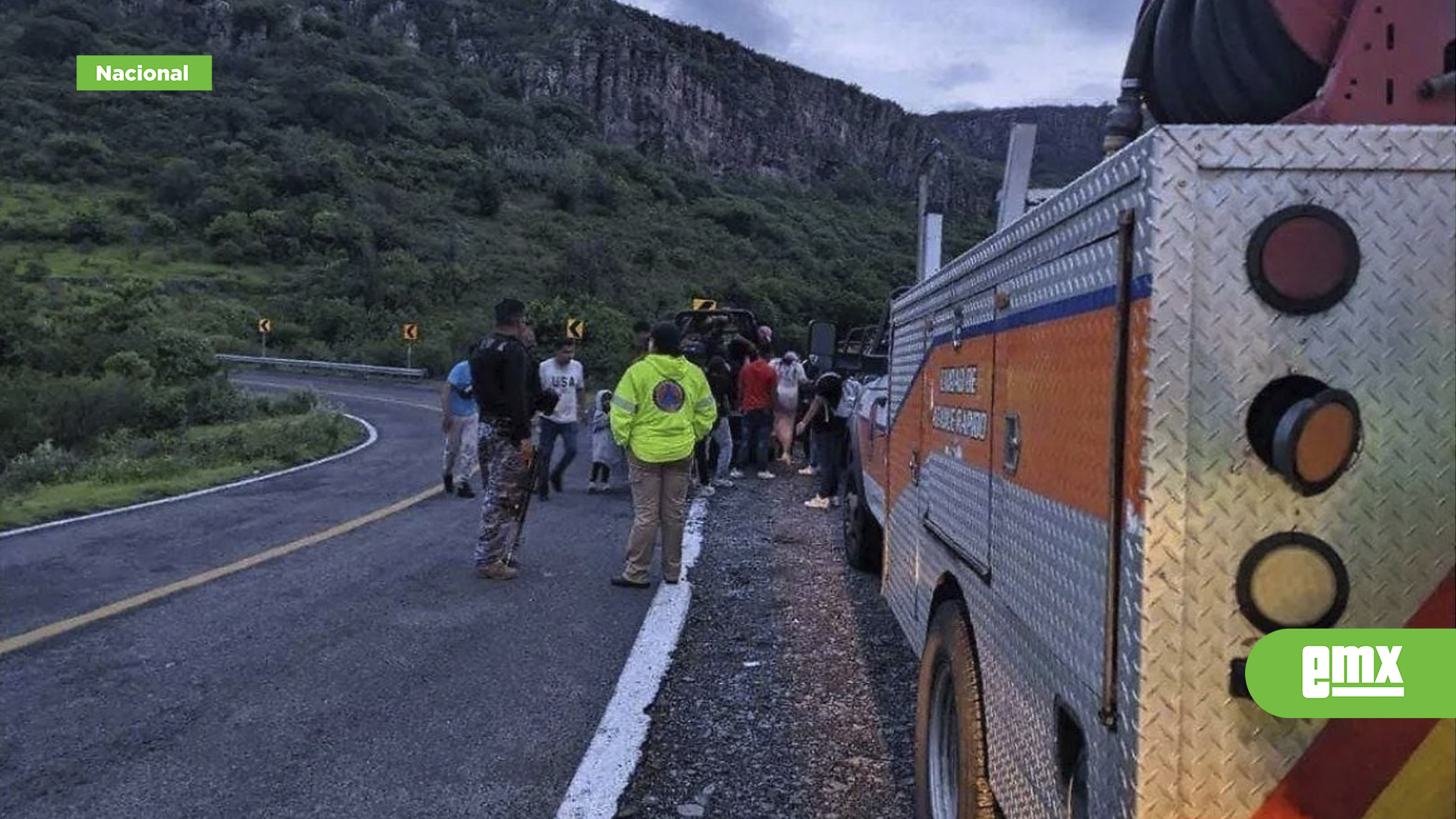 EMX-Rescatan-a-17-personas-atrapadas-en-cascadas-de-Tarimoro,-Guanajuato,-por-inundaciones